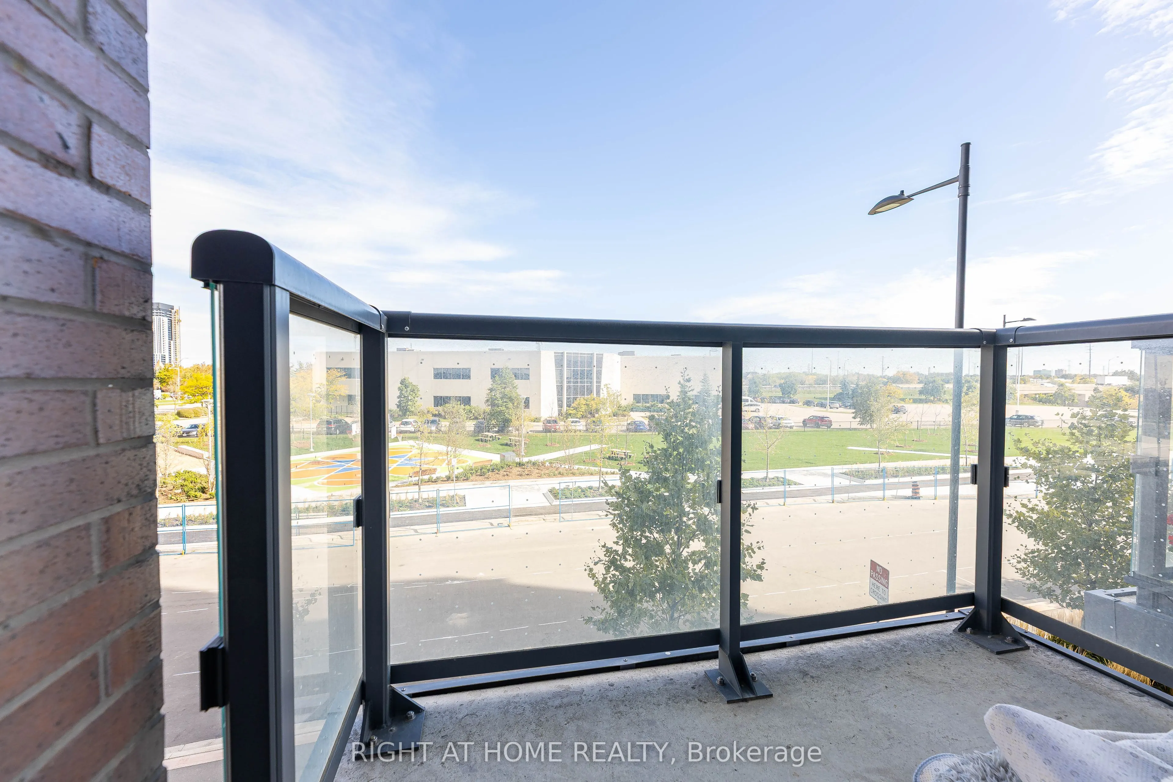 60 Honeycrisp Crescent, #212