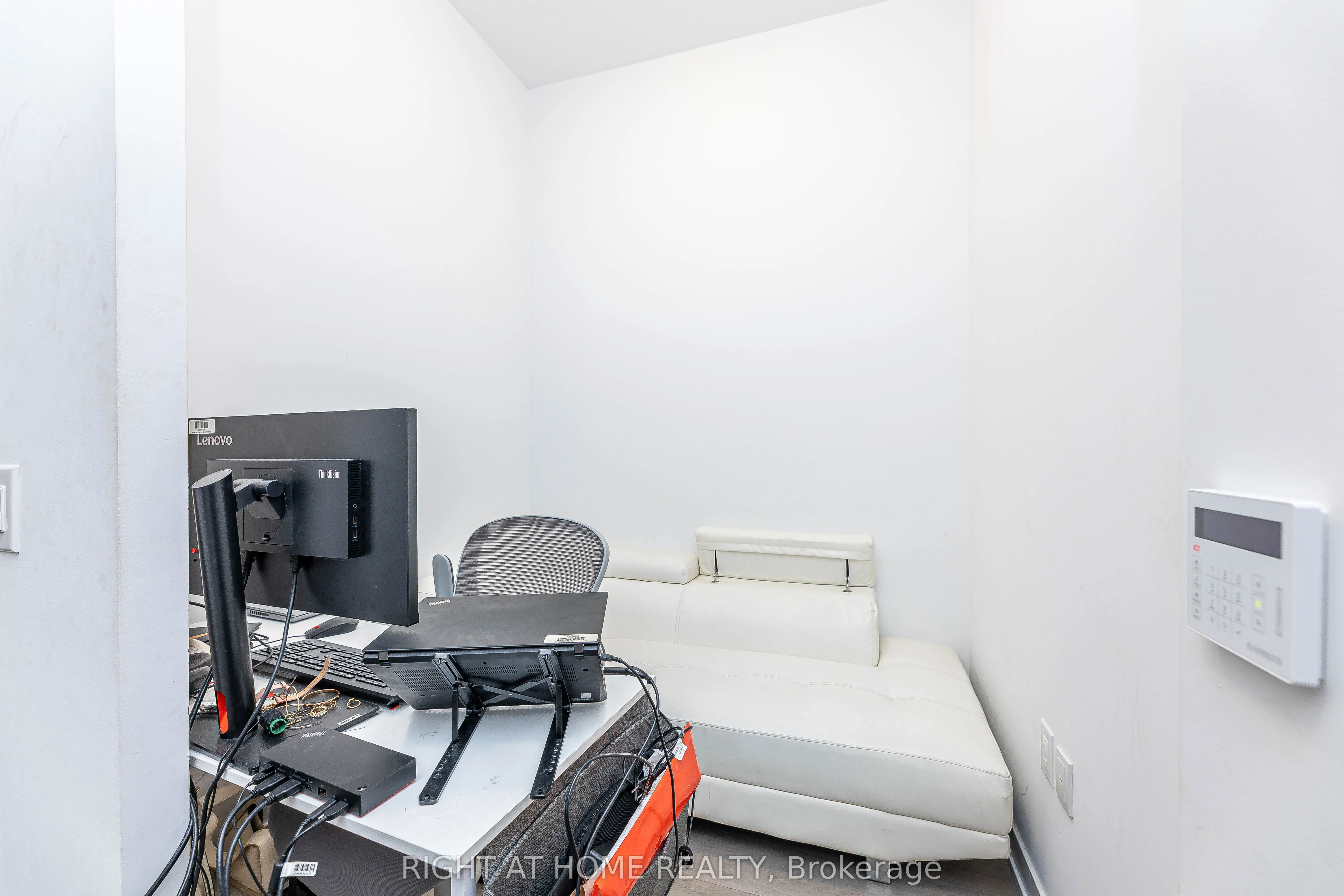 60 Honeycrisp Crescent, #212