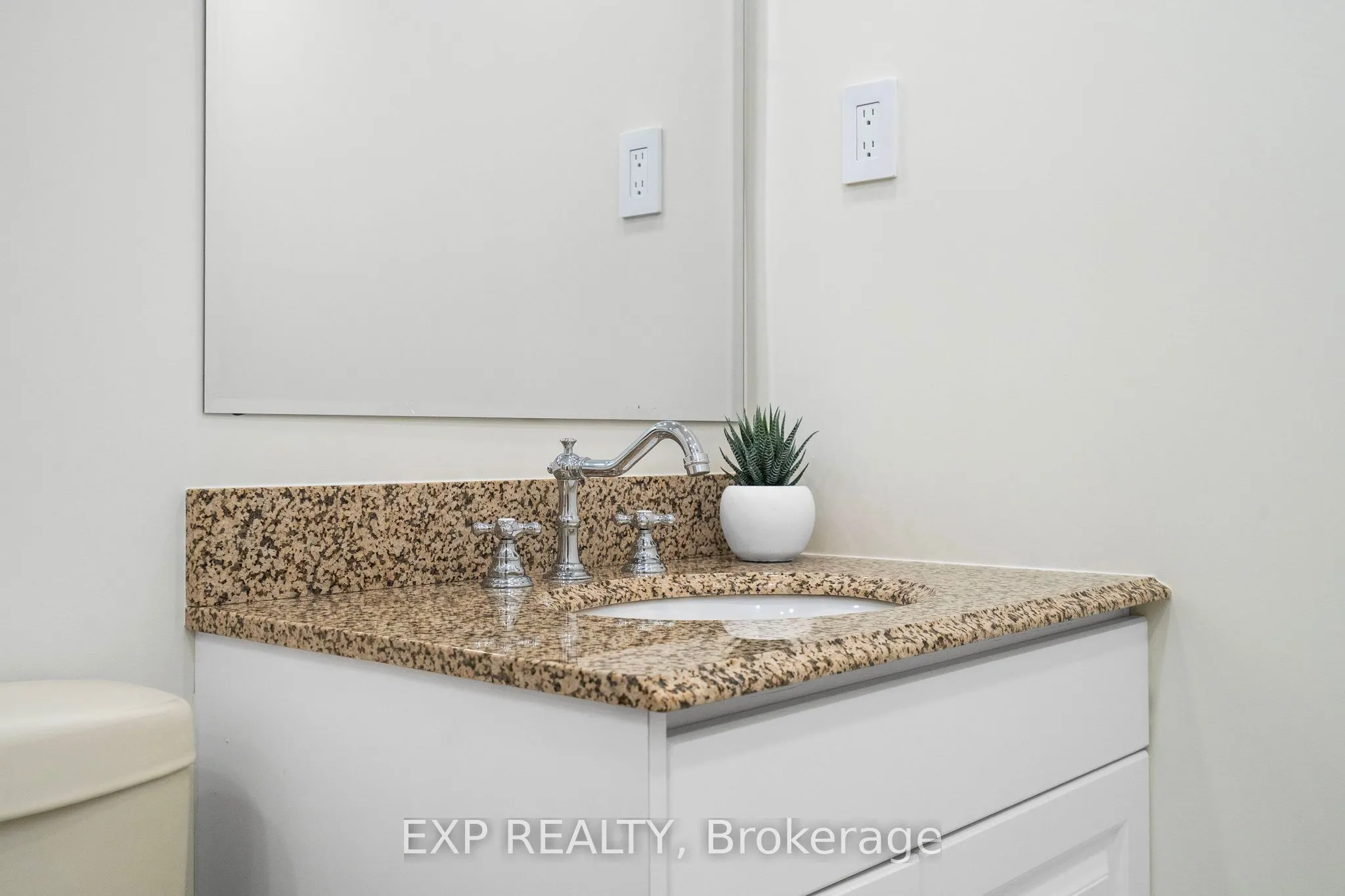 15390 Yonge Street, #203