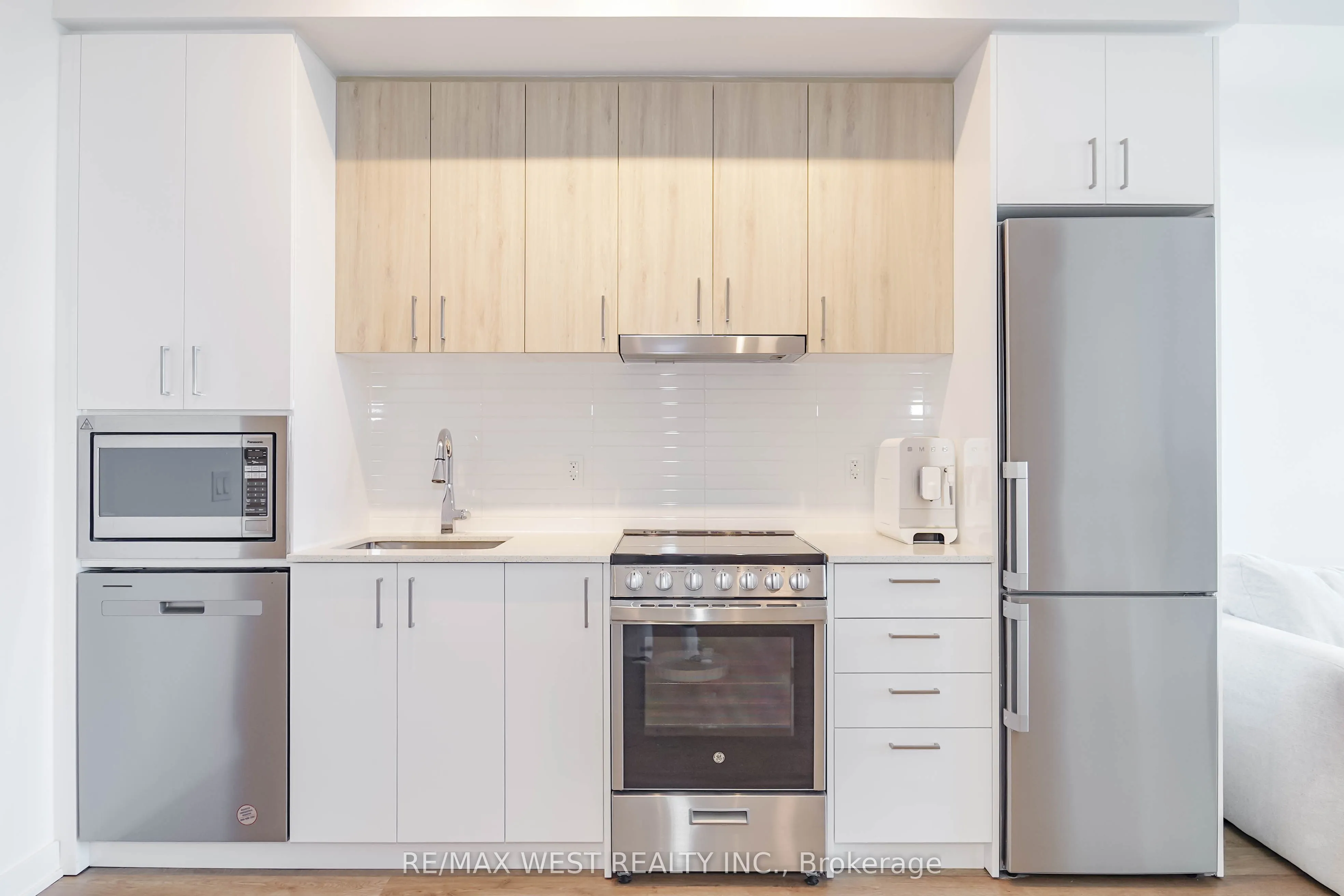 50 Upper Mall Way, #1101