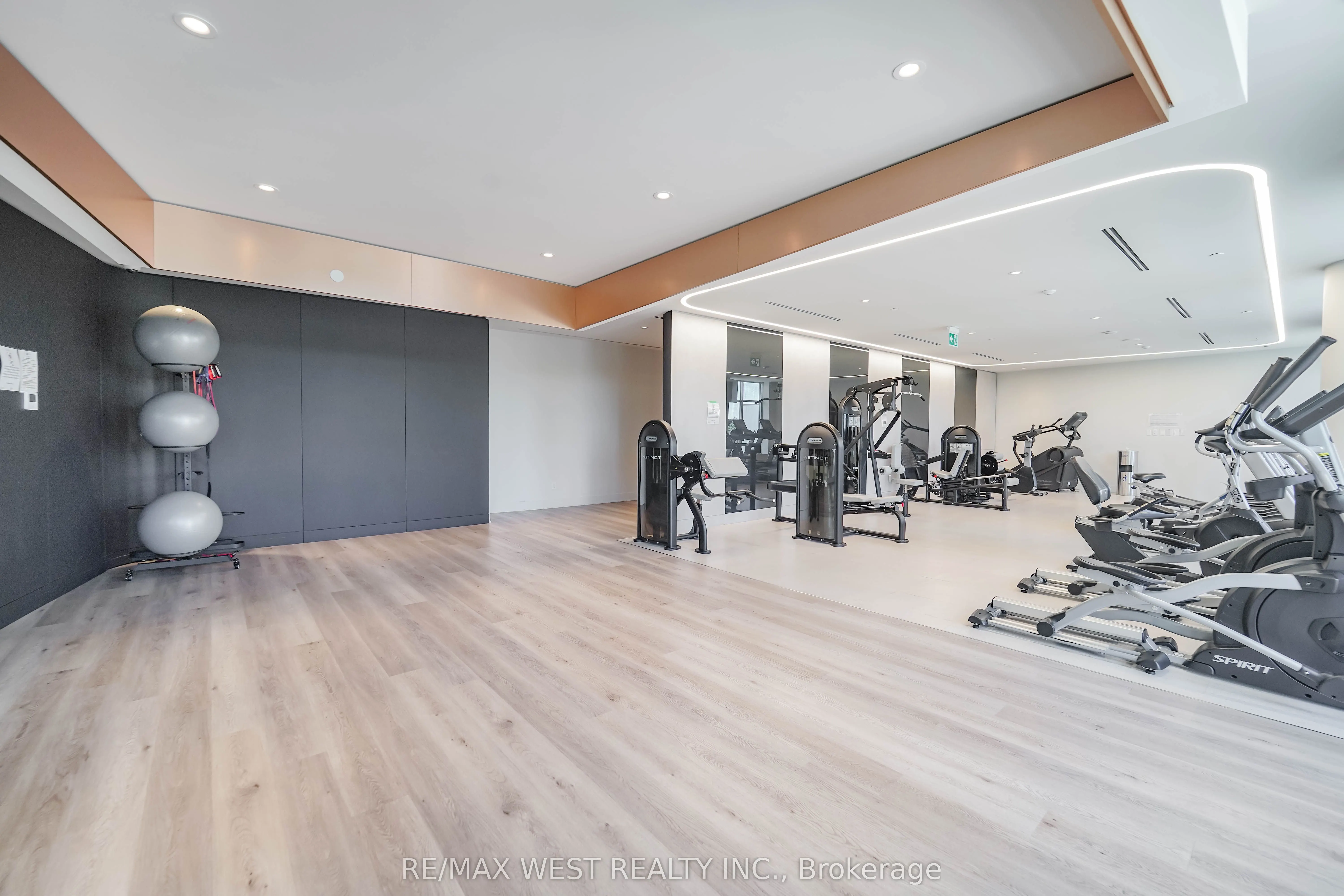 50 Upper Mall Way, #1101