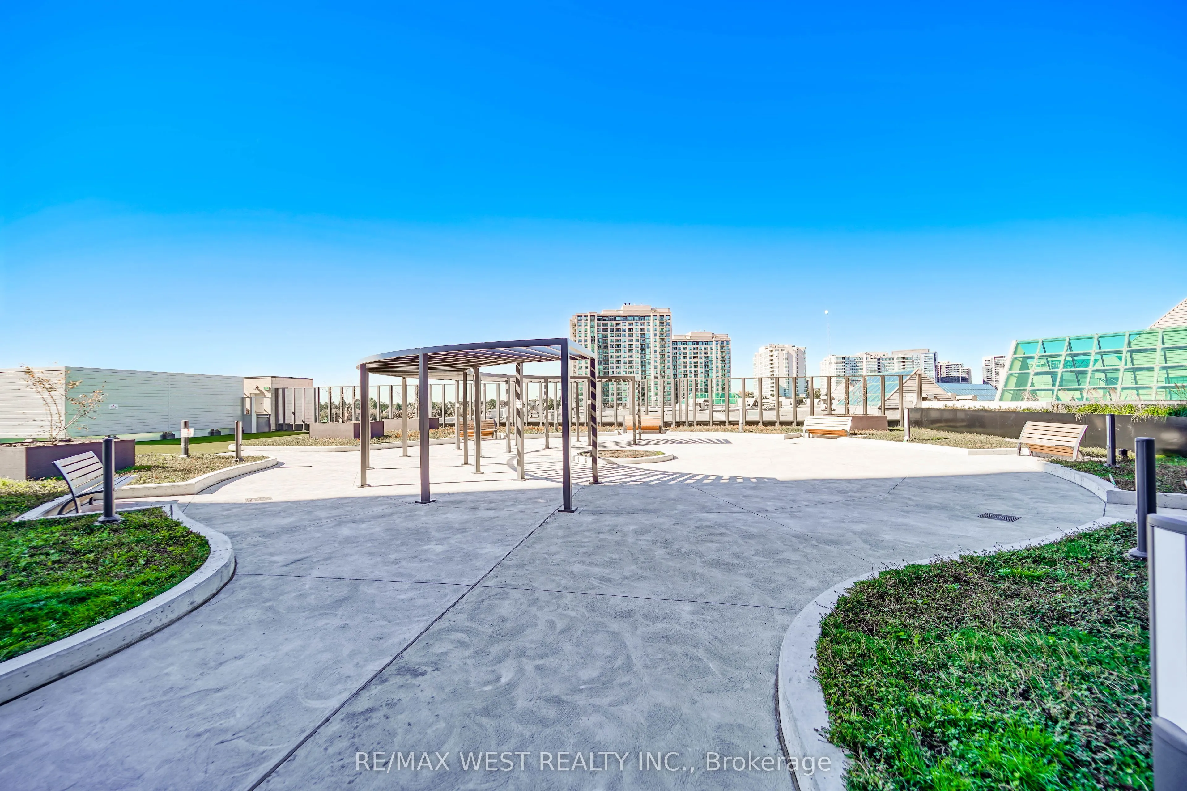 50 Upper Mall Way, #1101