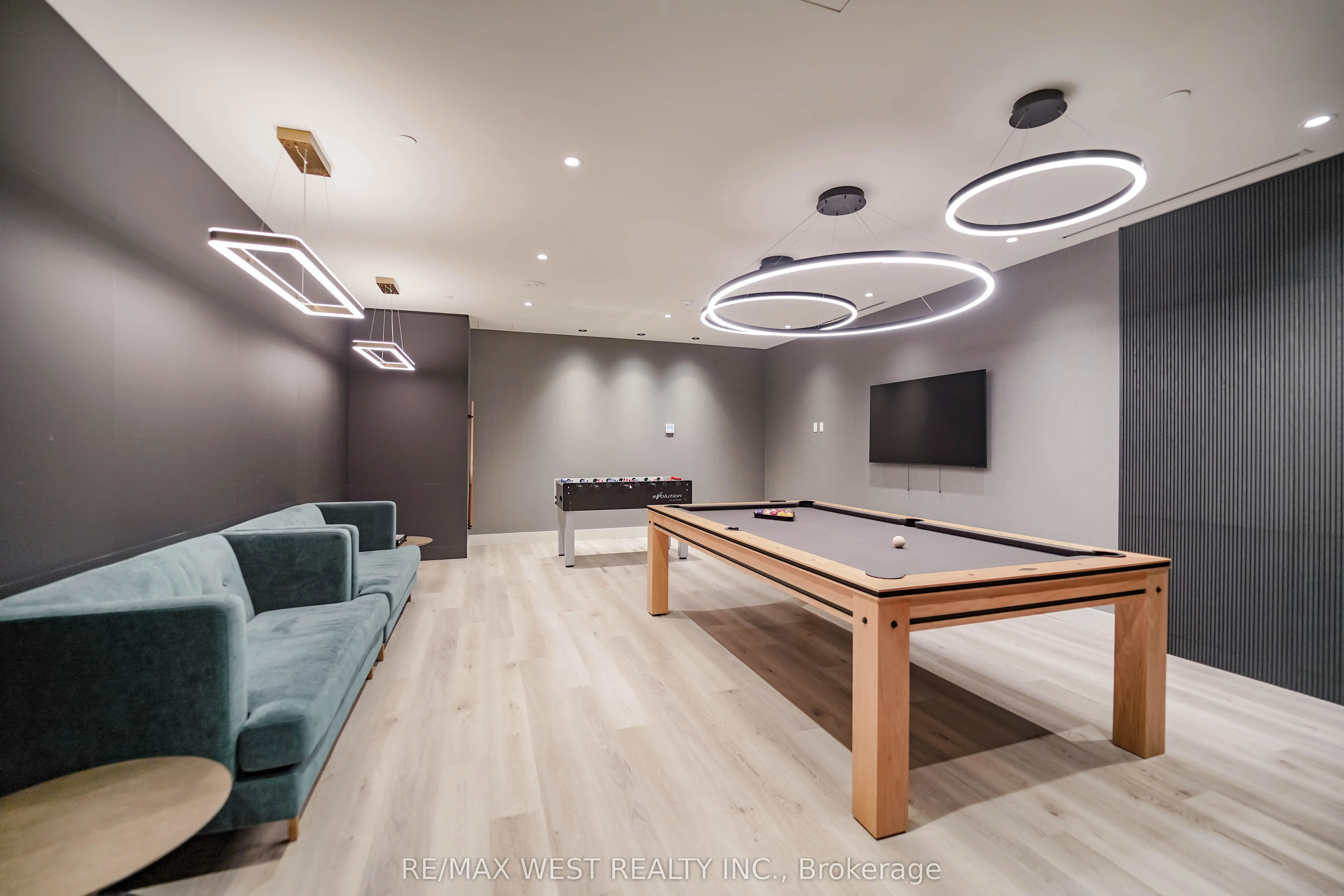 50 Upper Mall Way, #1101
