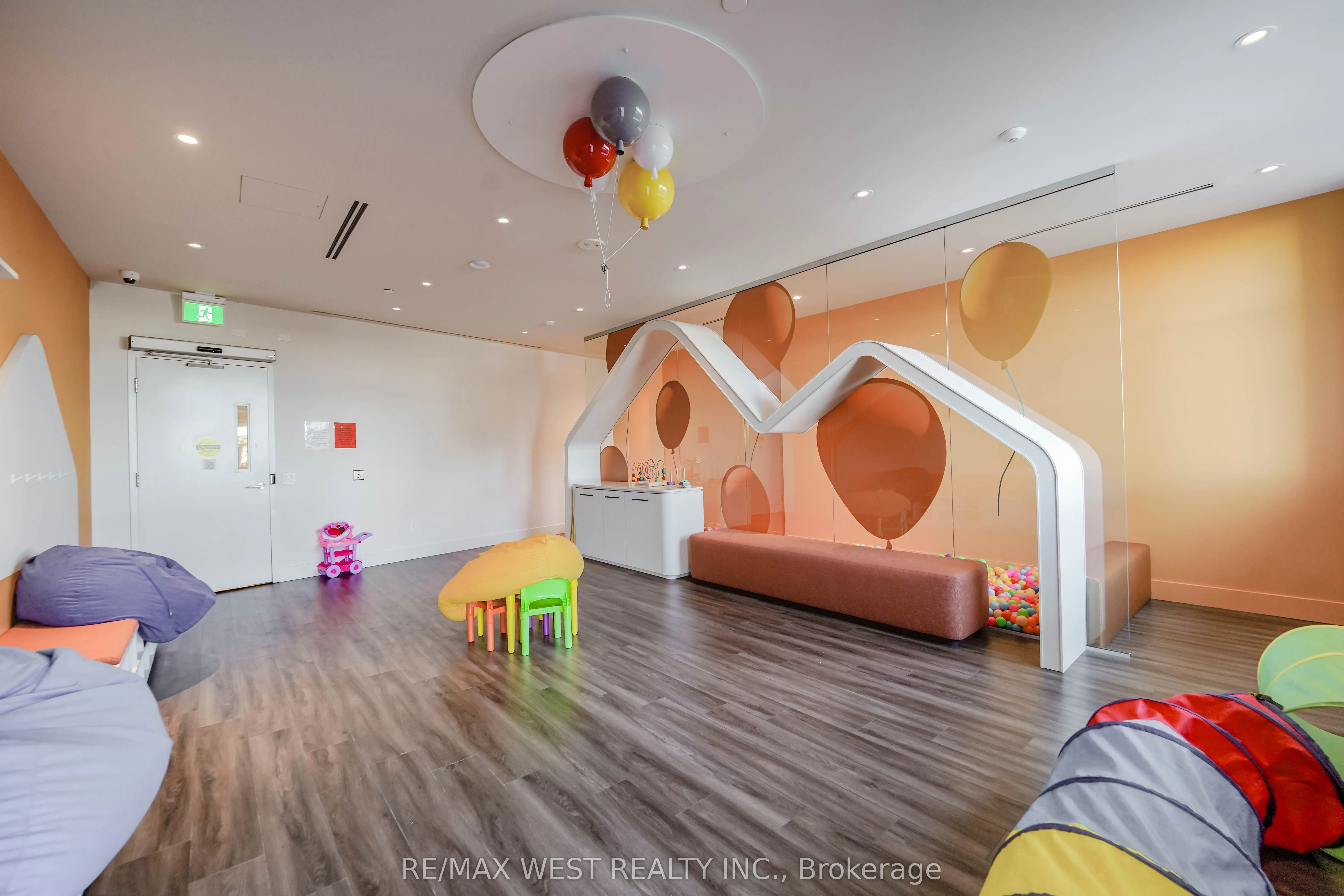 50 Upper Mall Way, #1101