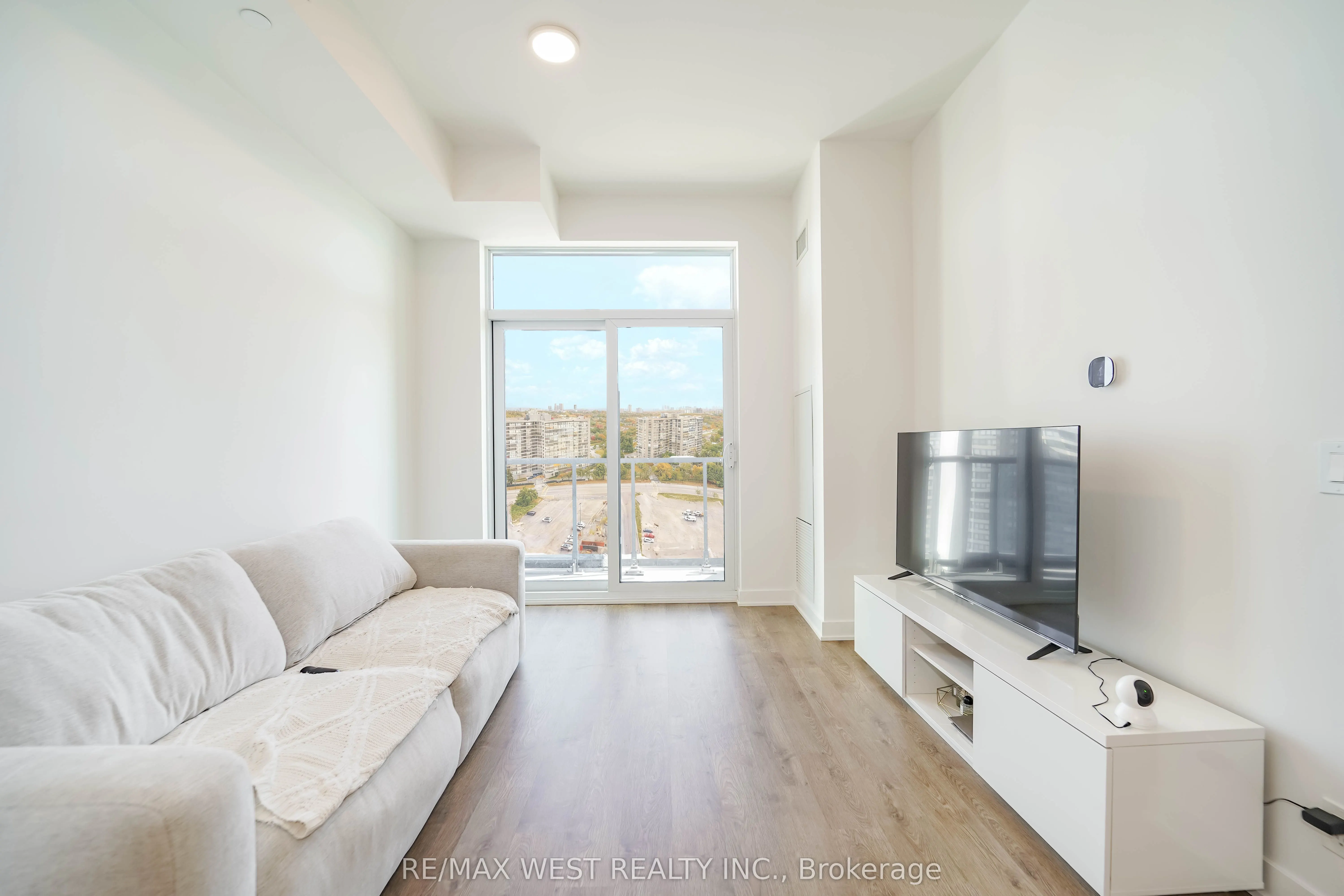 50 Upper Mall Way, #1101