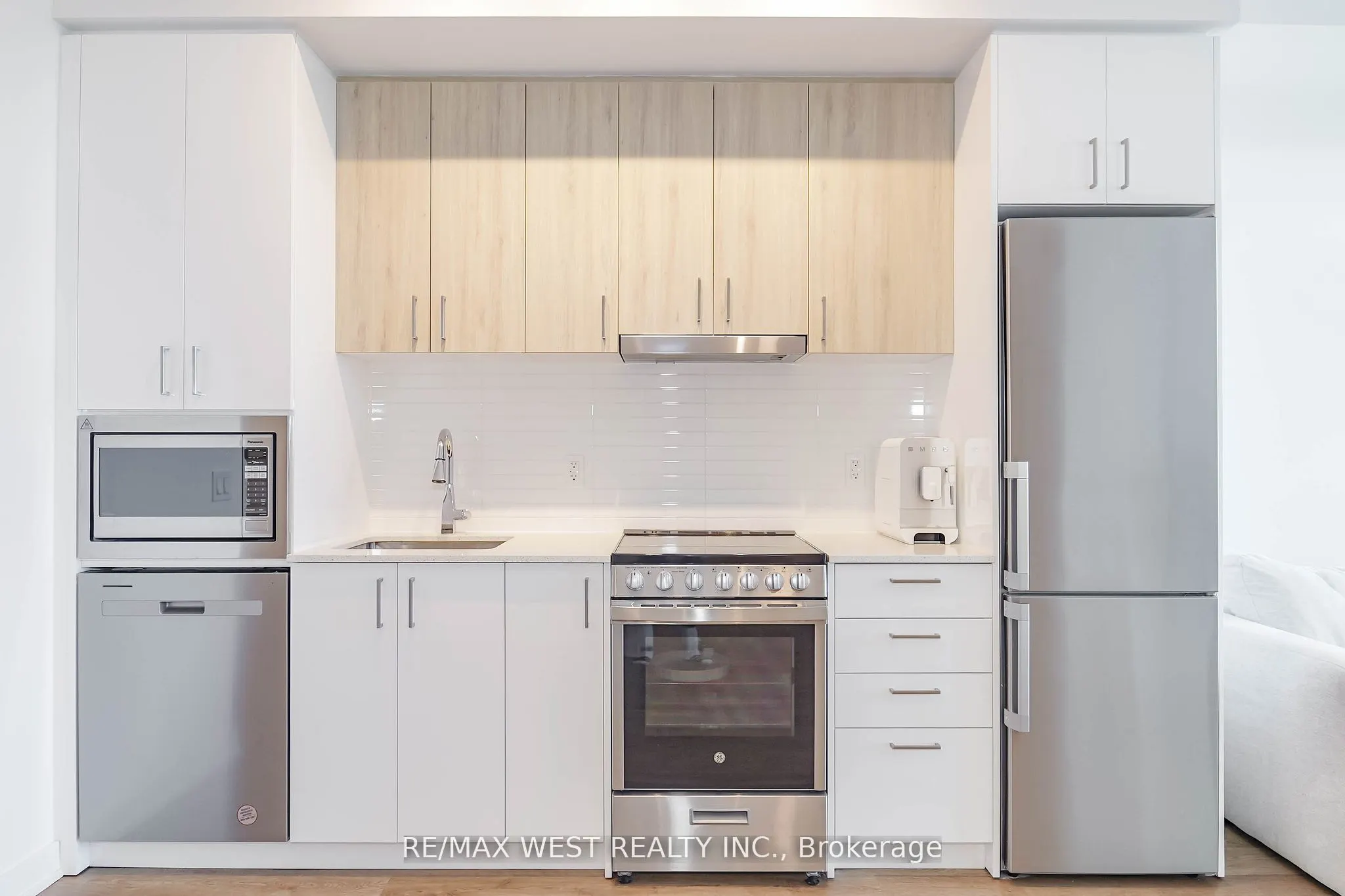 50 Upper Mall Way, #1101