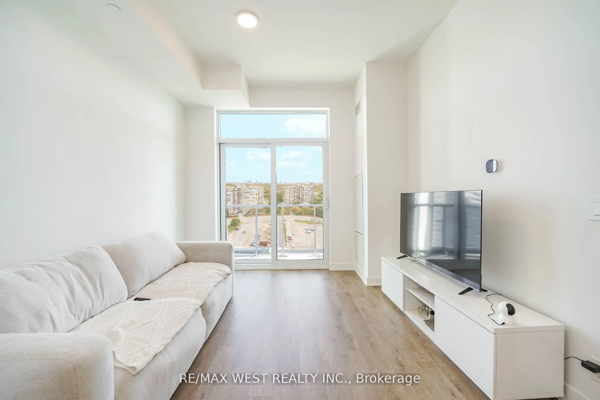50 Upper Mall Way, #1101