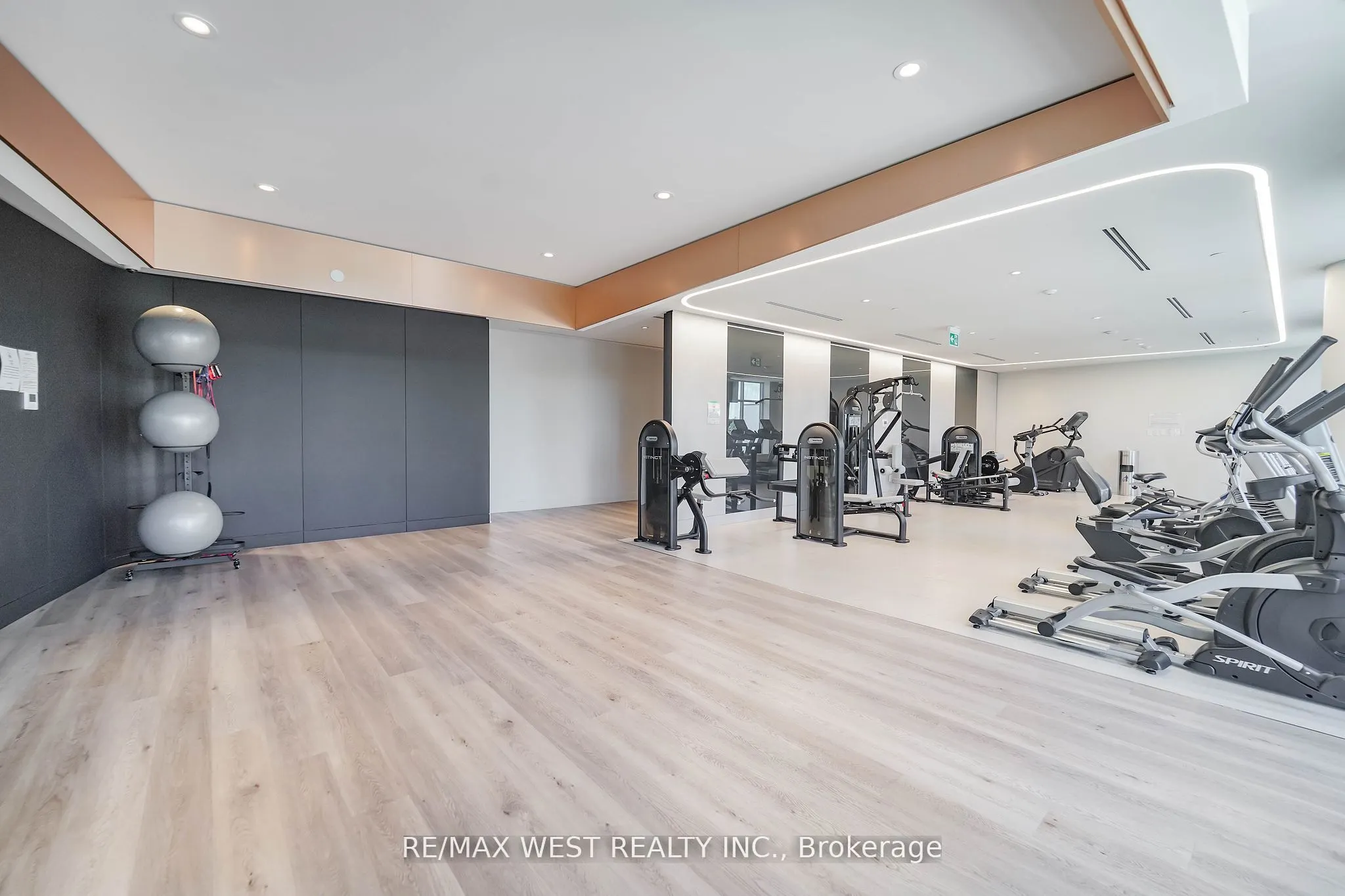 50 Upper Mall Way, #1101
