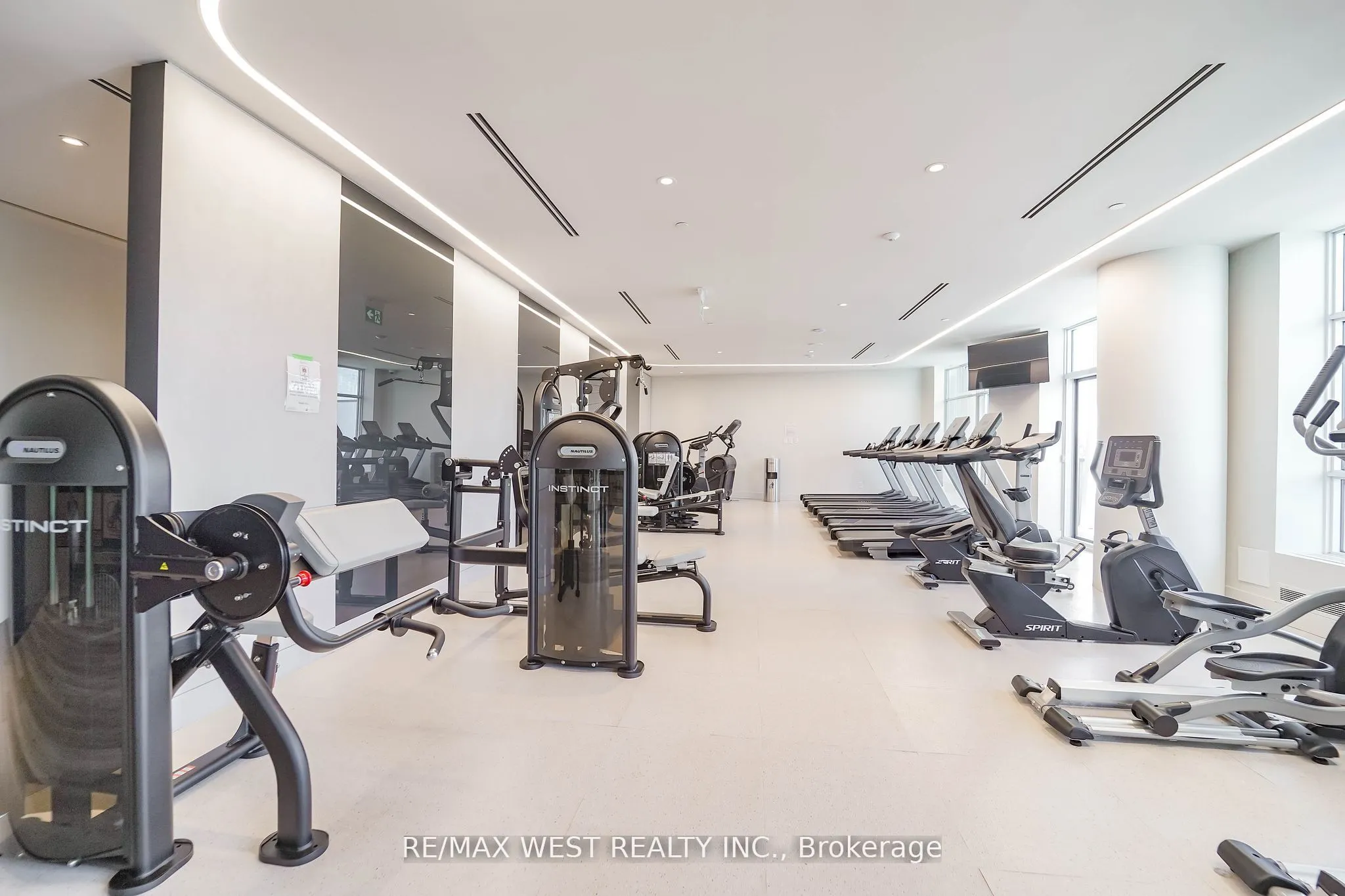 50 Upper Mall Way, #1101