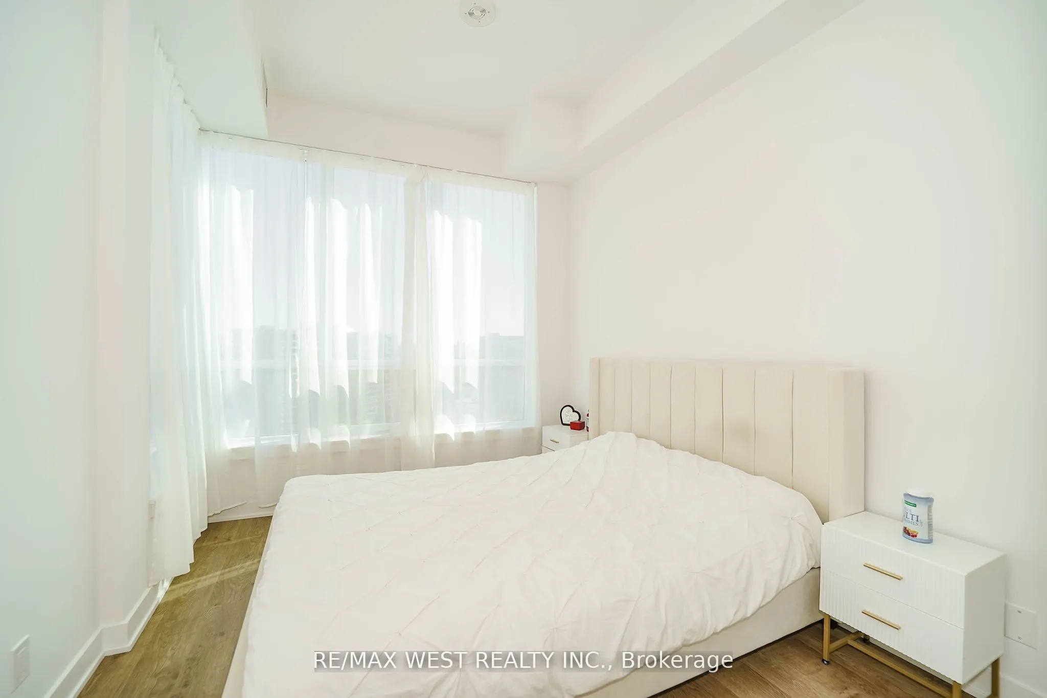 50 Upper Mall Way, #1101