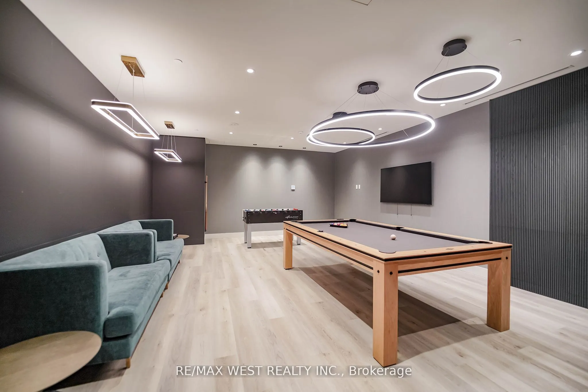 50 Upper Mall Way, #1101