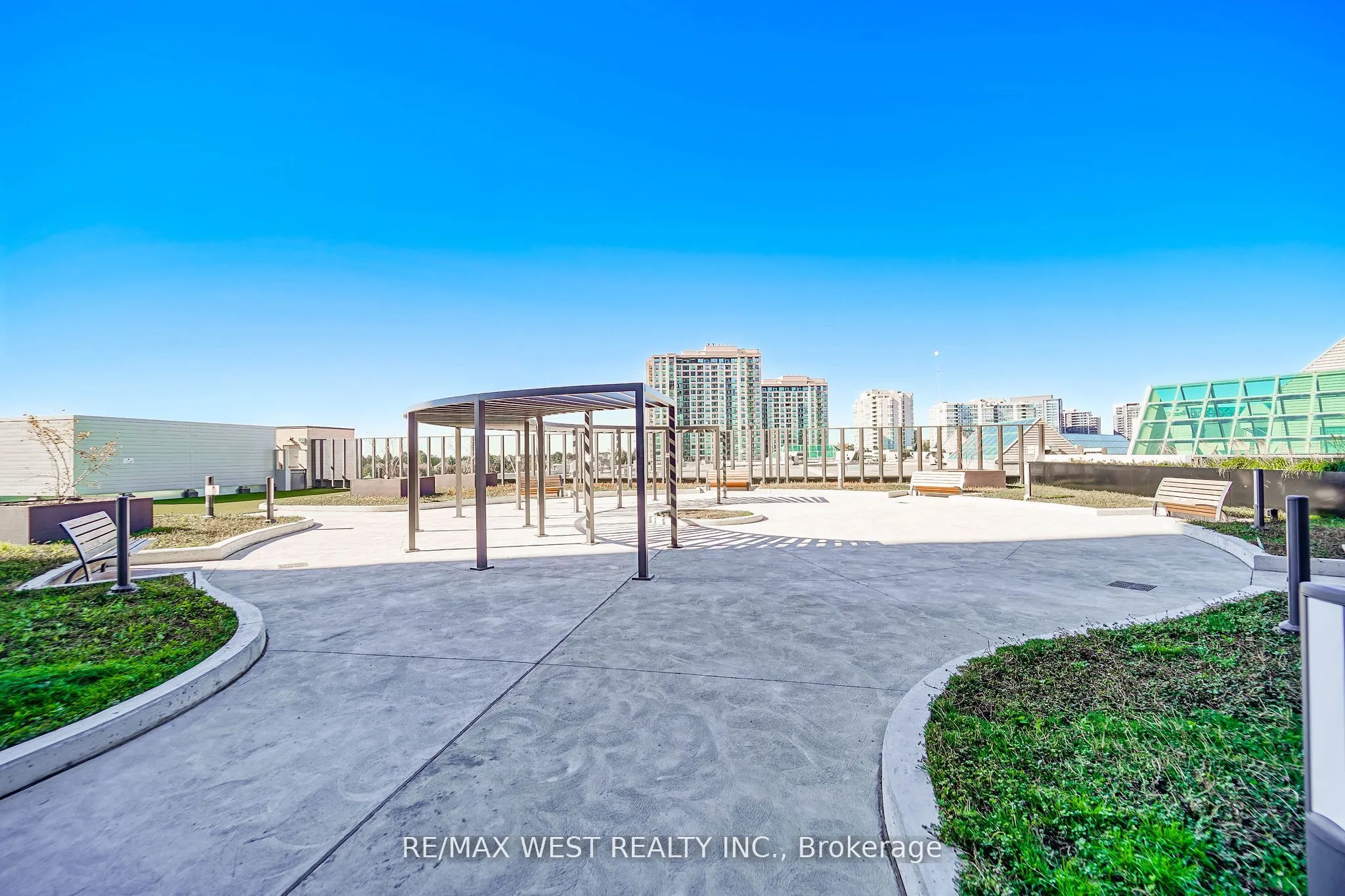 50 Upper Mall Way, #1101