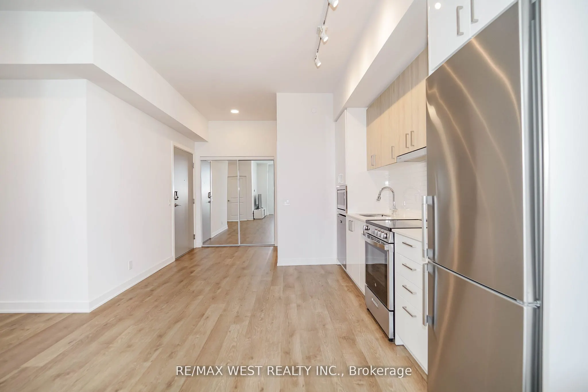 50 Upper Mall Way, #1101