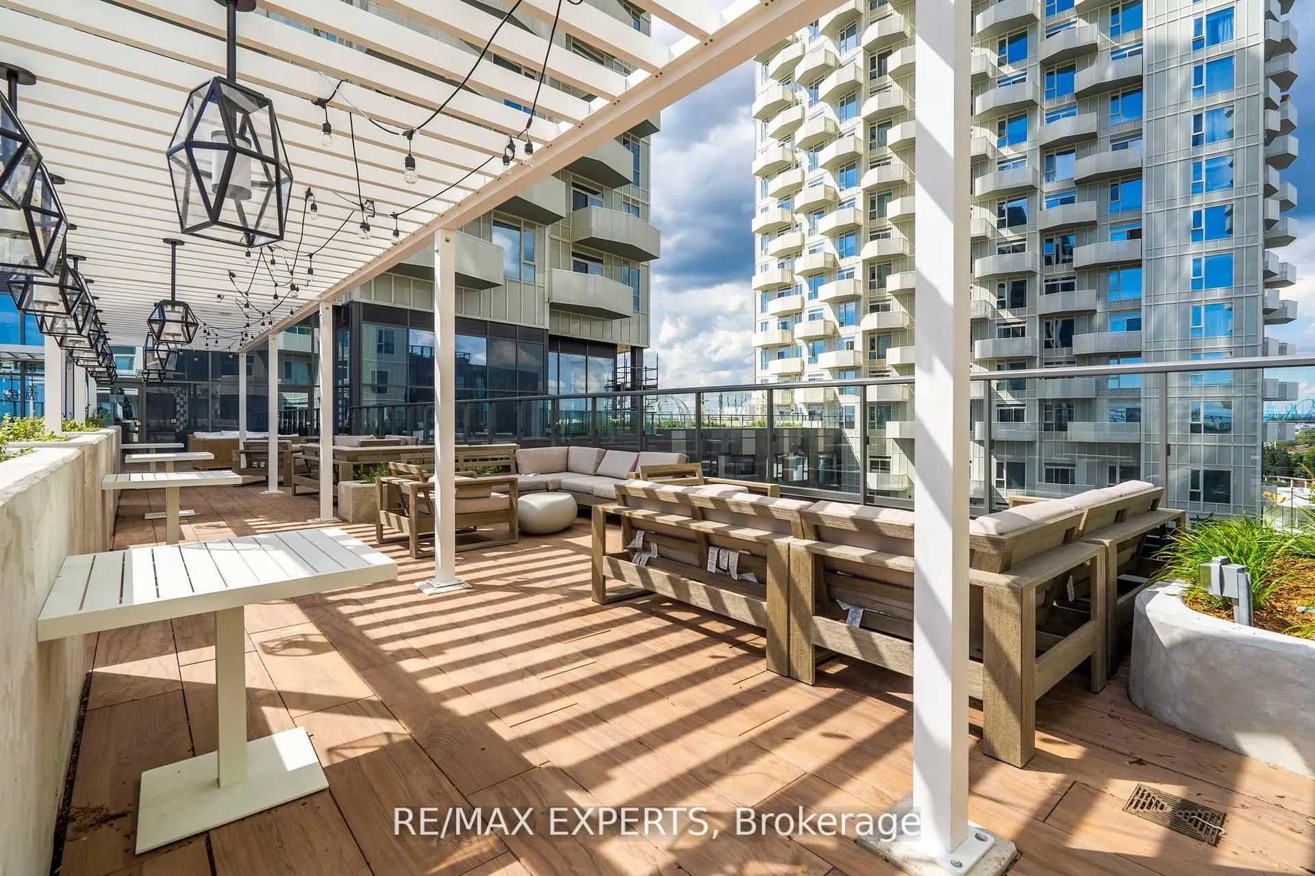 10 Abeja Street, #1414
