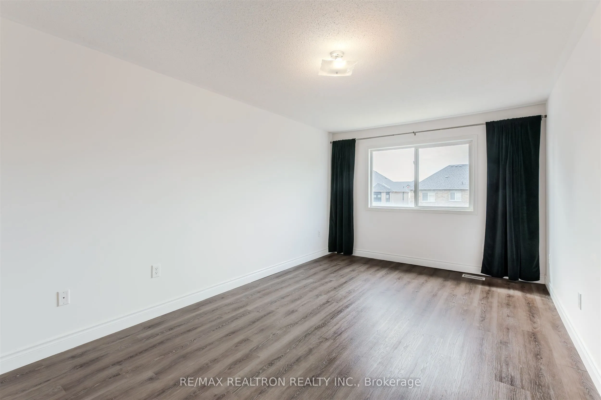 76 Argento Crescent