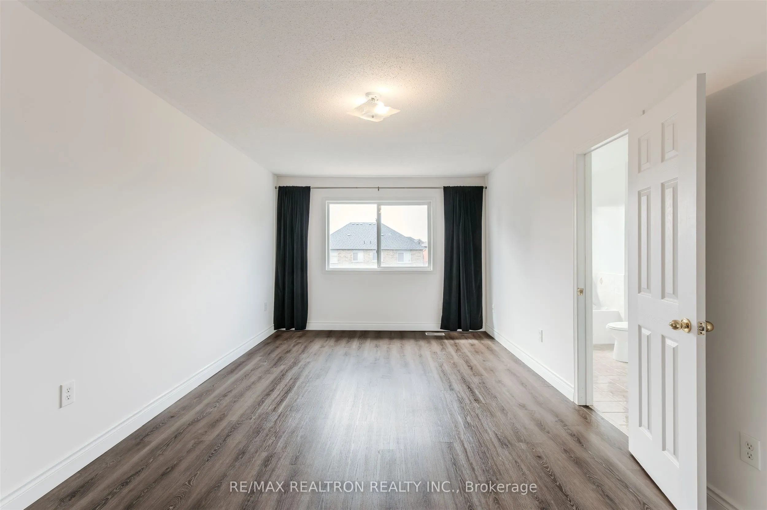 76 Argento Crescent
