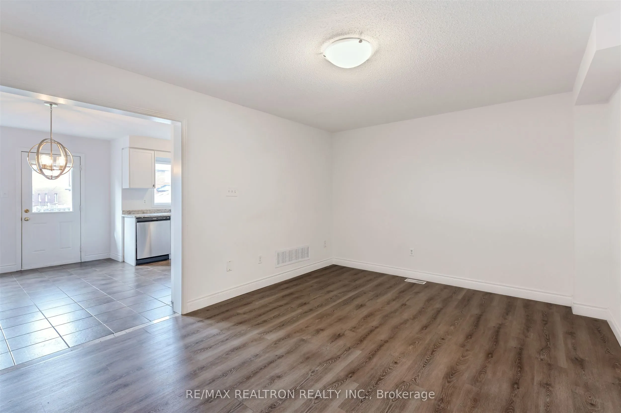 76 Argento Crescent