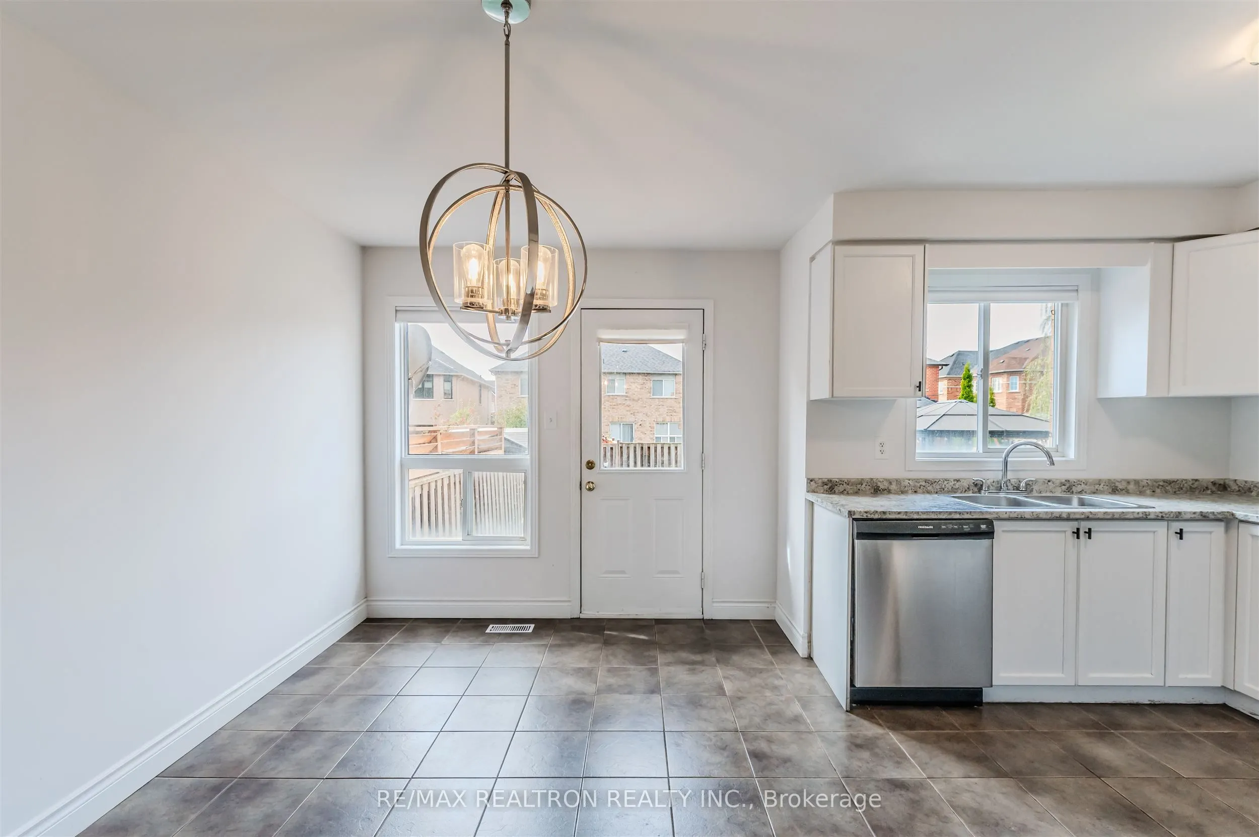 76 Argento Crescent