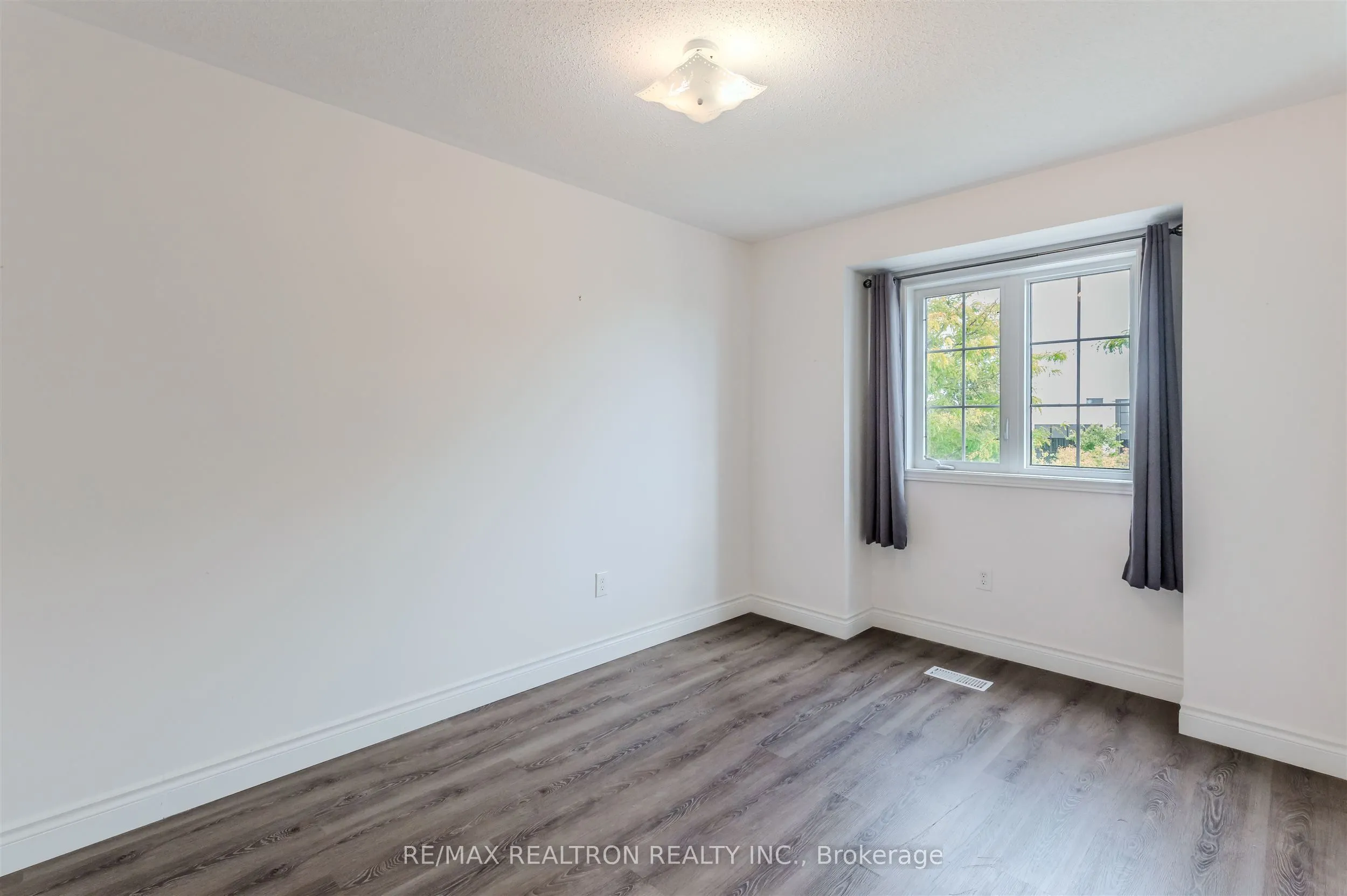 76 Argento Crescent