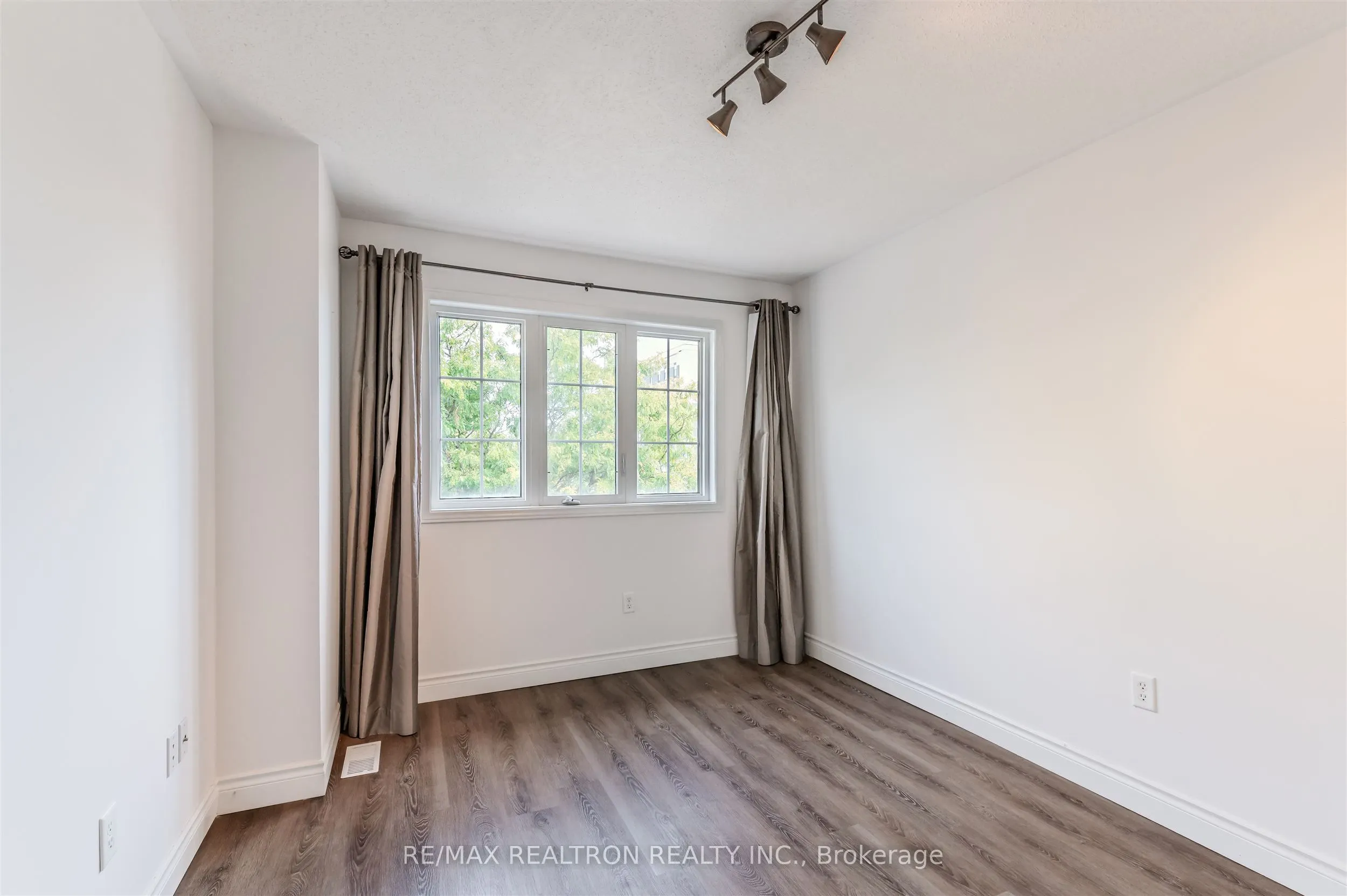 76 Argento Crescent