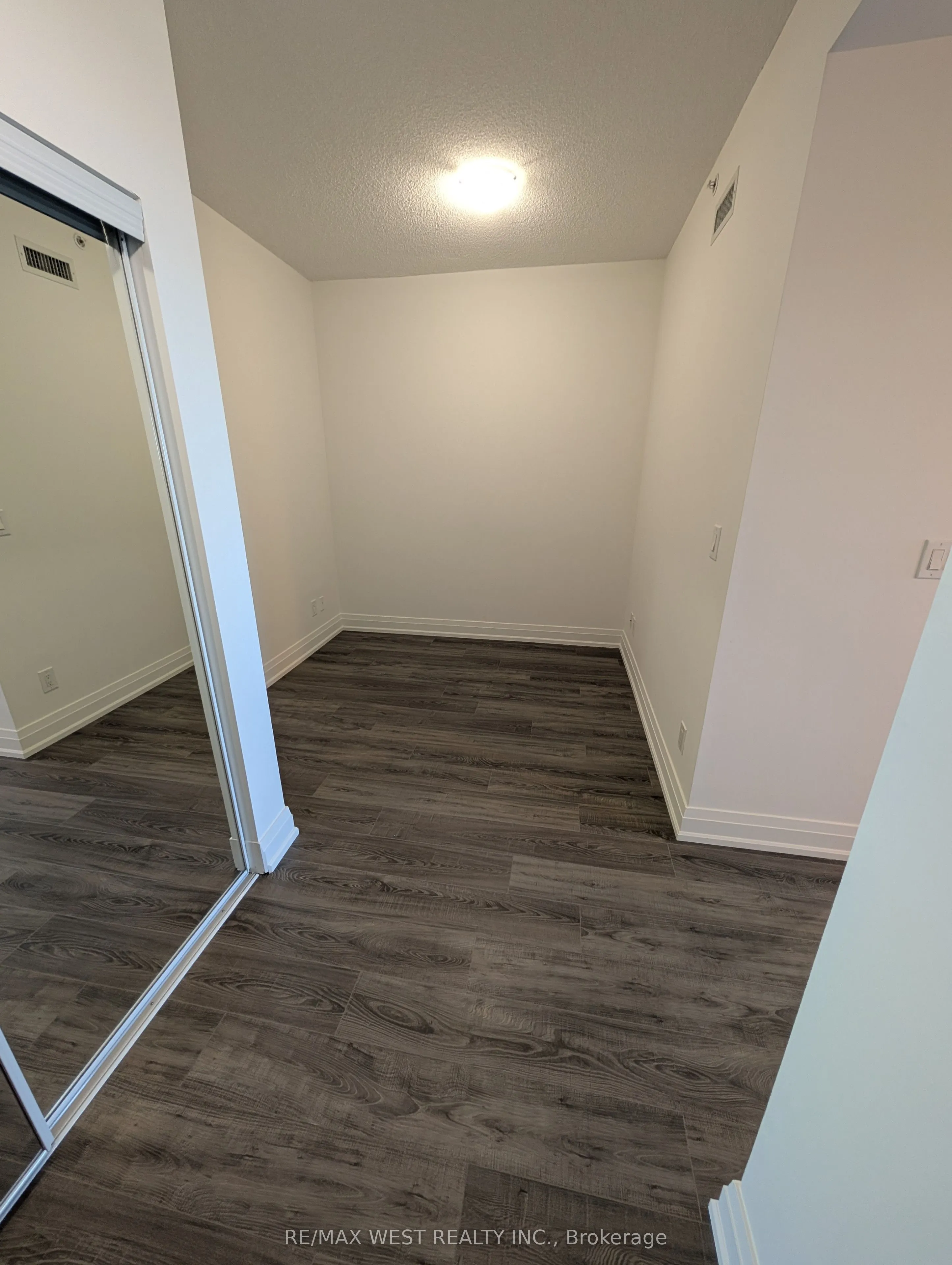 7165 Yonge Street, #901