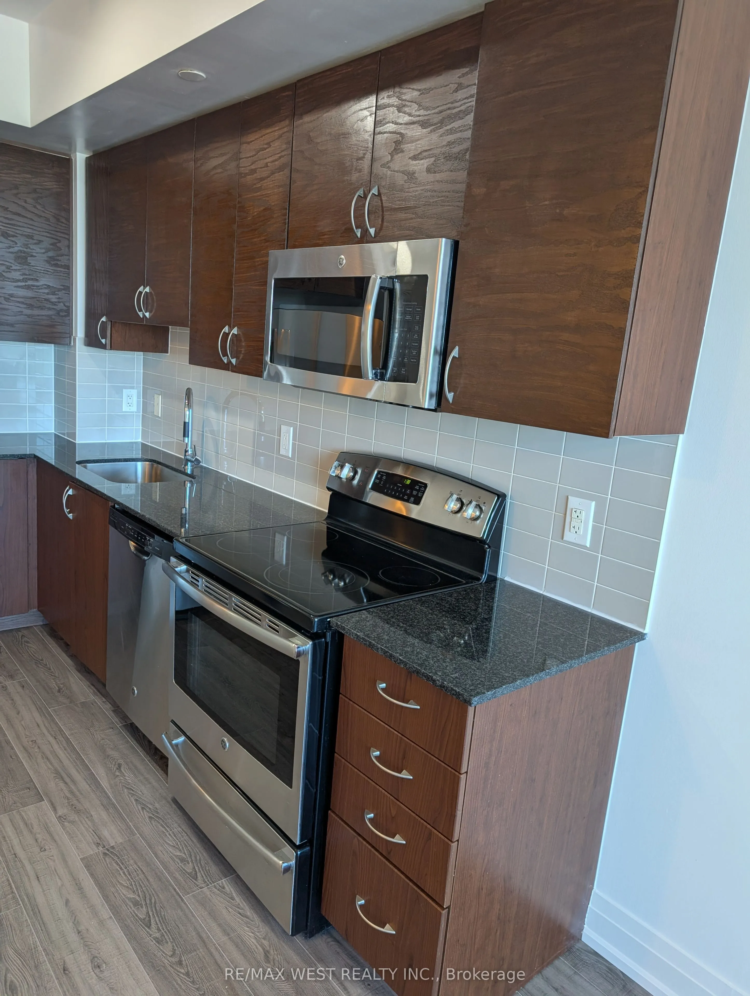 7165 Yonge Street, #901