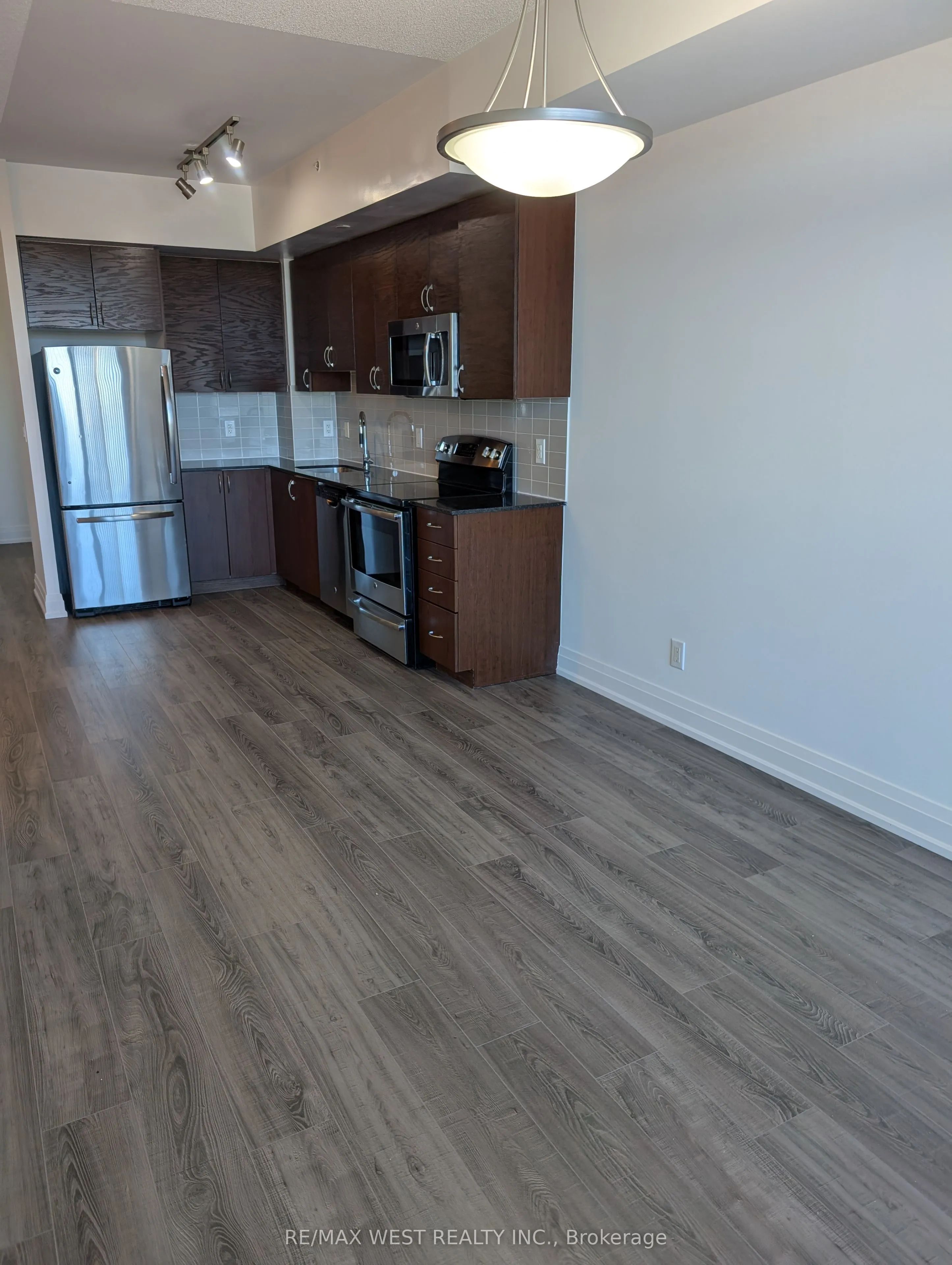 7165 Yonge Street, #901