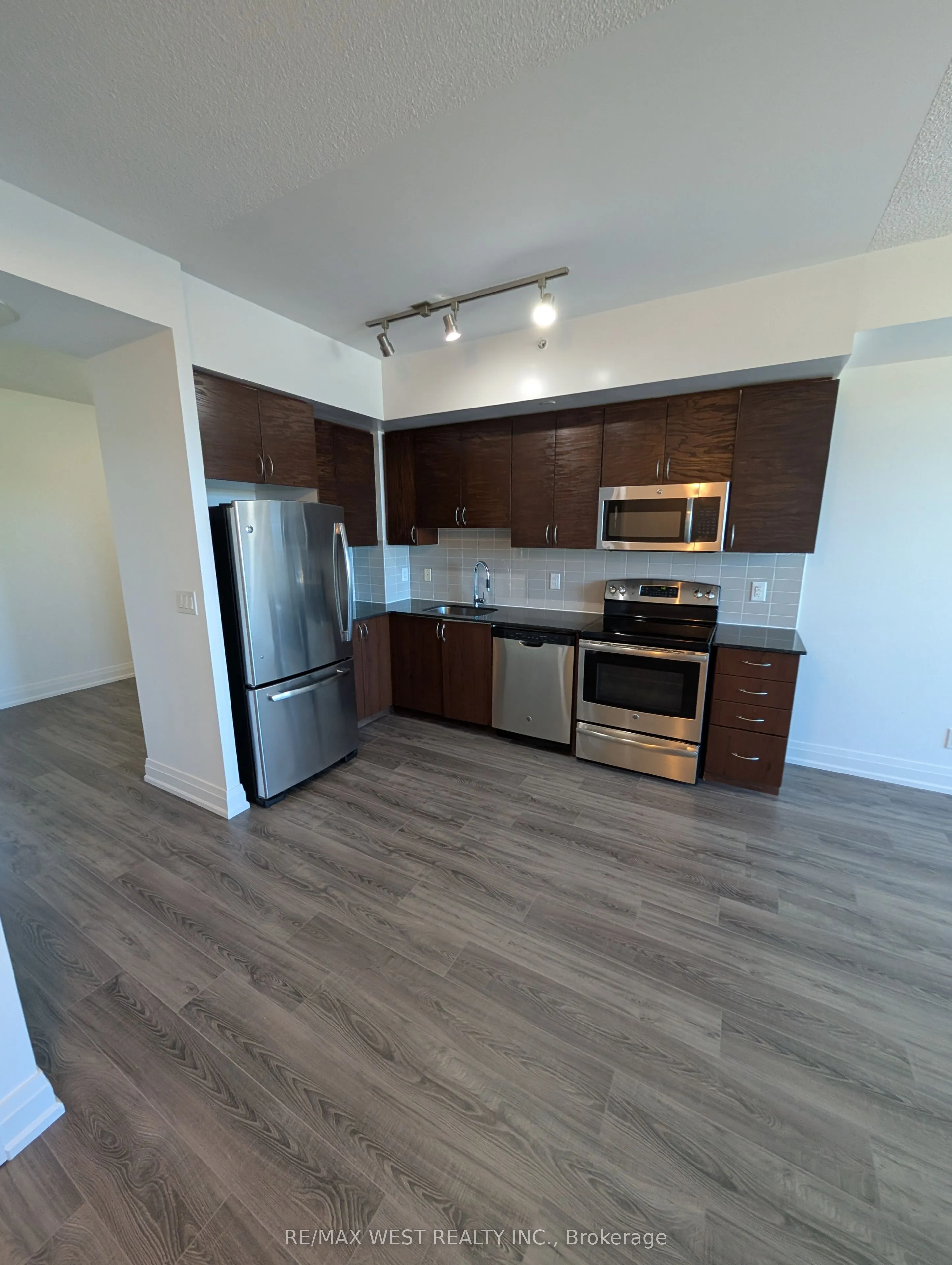 7165 Yonge Street, #901
