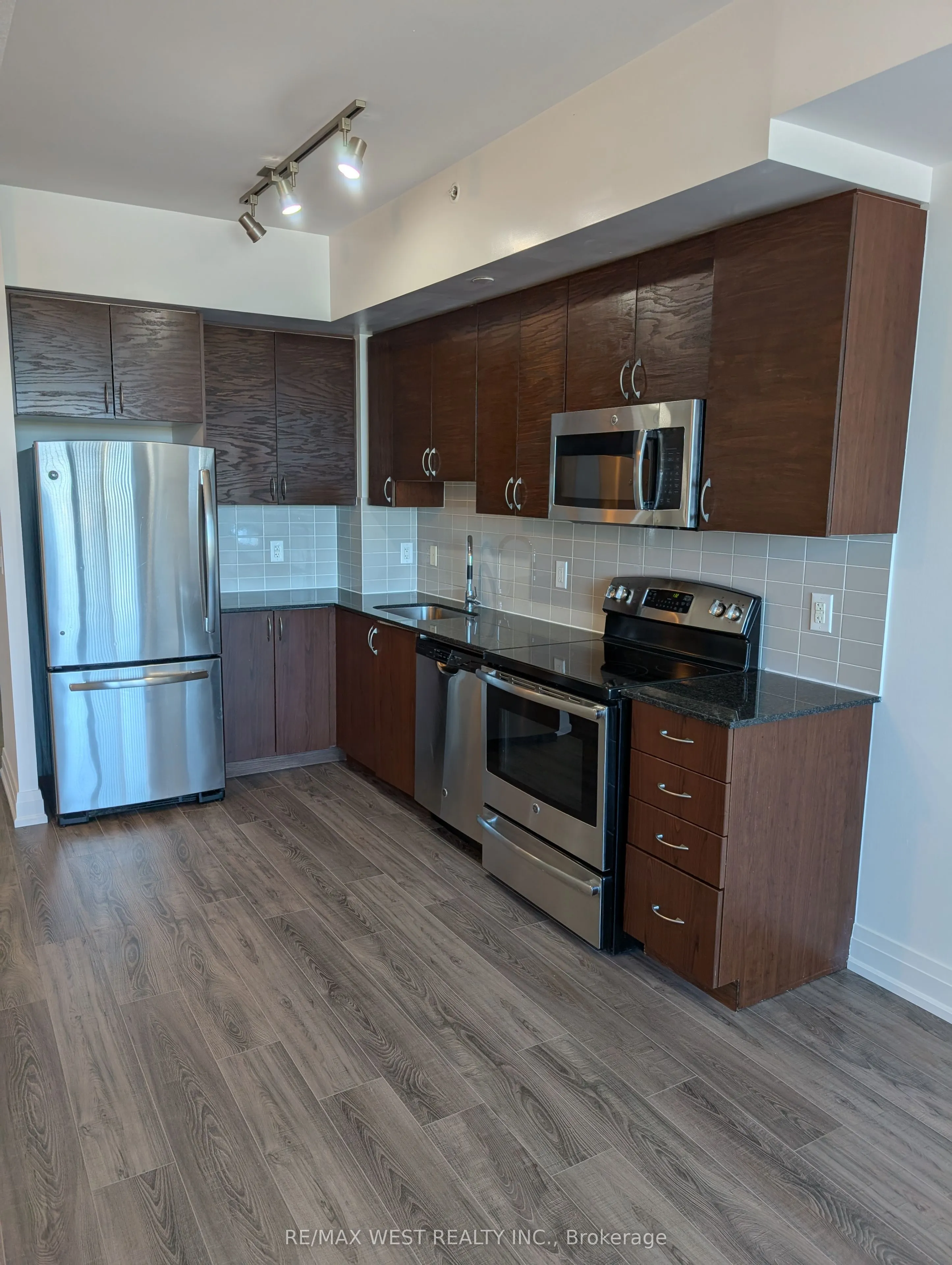 7165 Yonge Street, #901