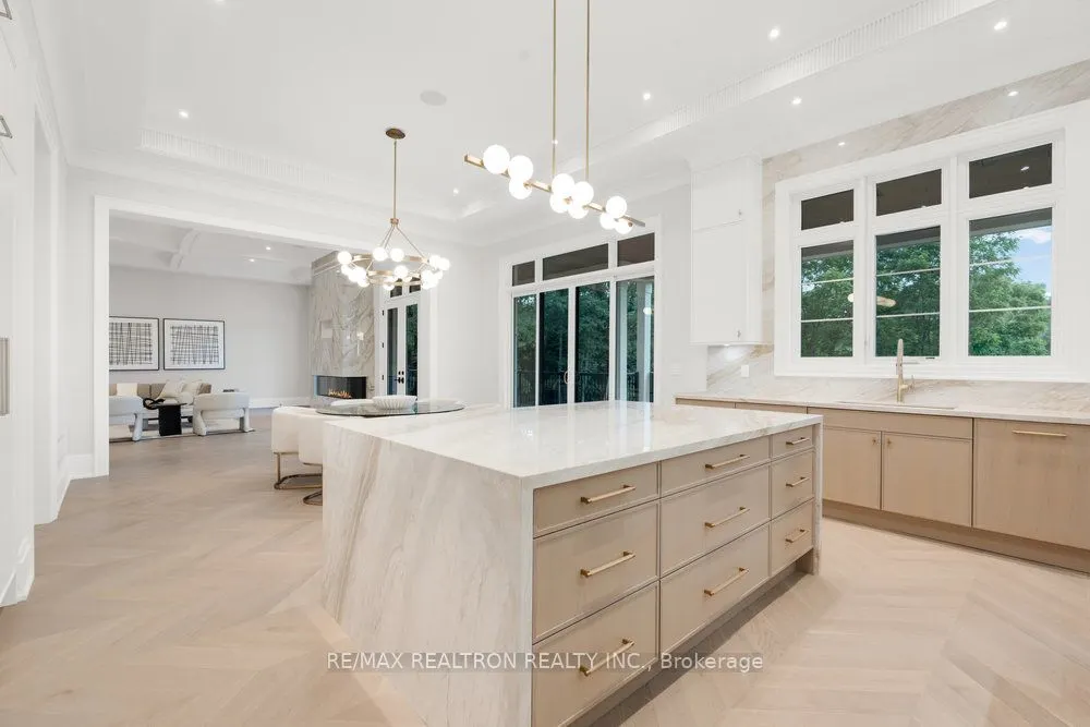 196 Kennedy Street W