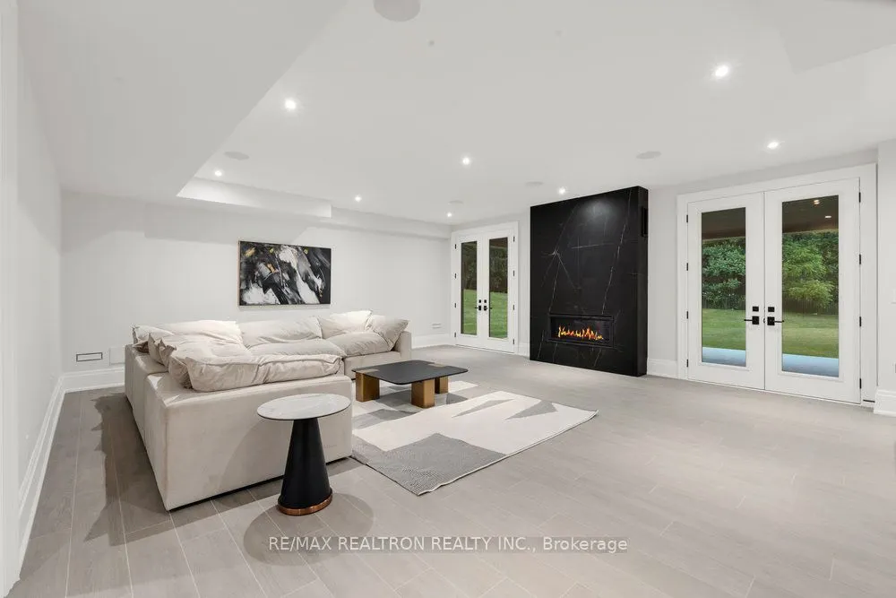 196 Kennedy Street W