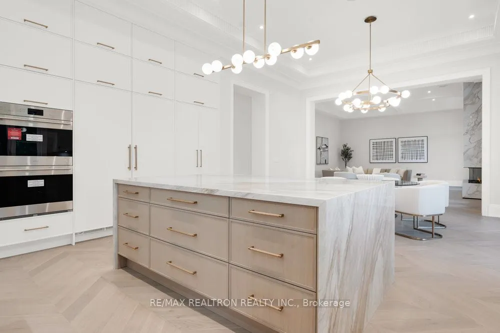 196 Kennedy Street W