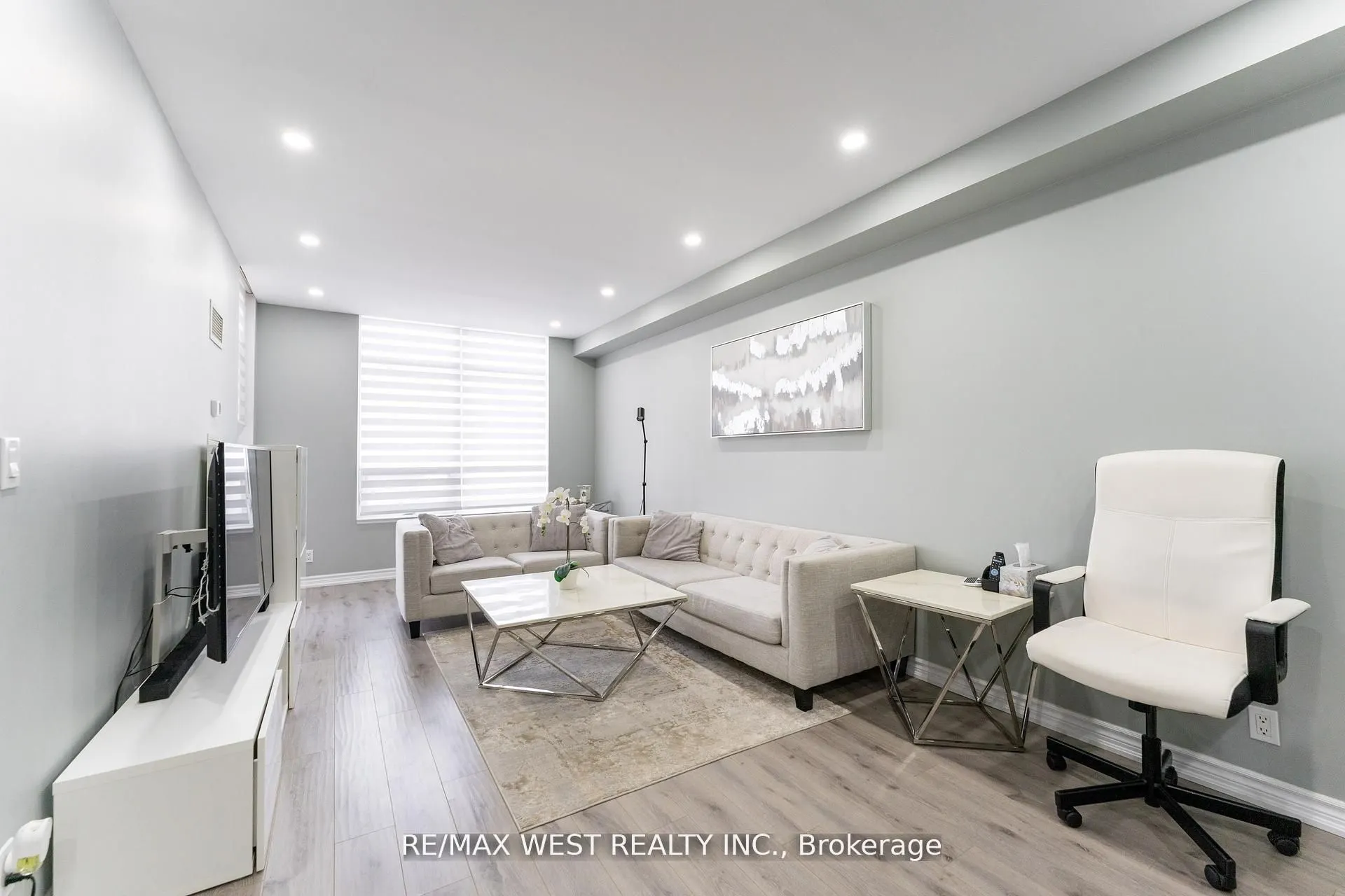 9225 Jane Street, #916