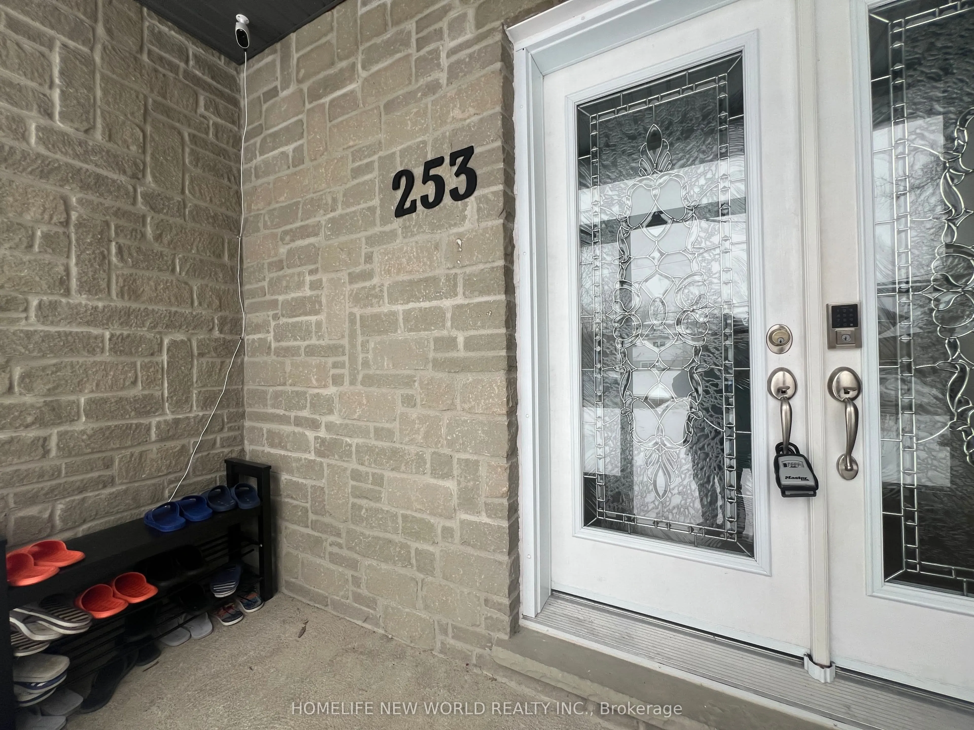 253 Lakeland Crescent