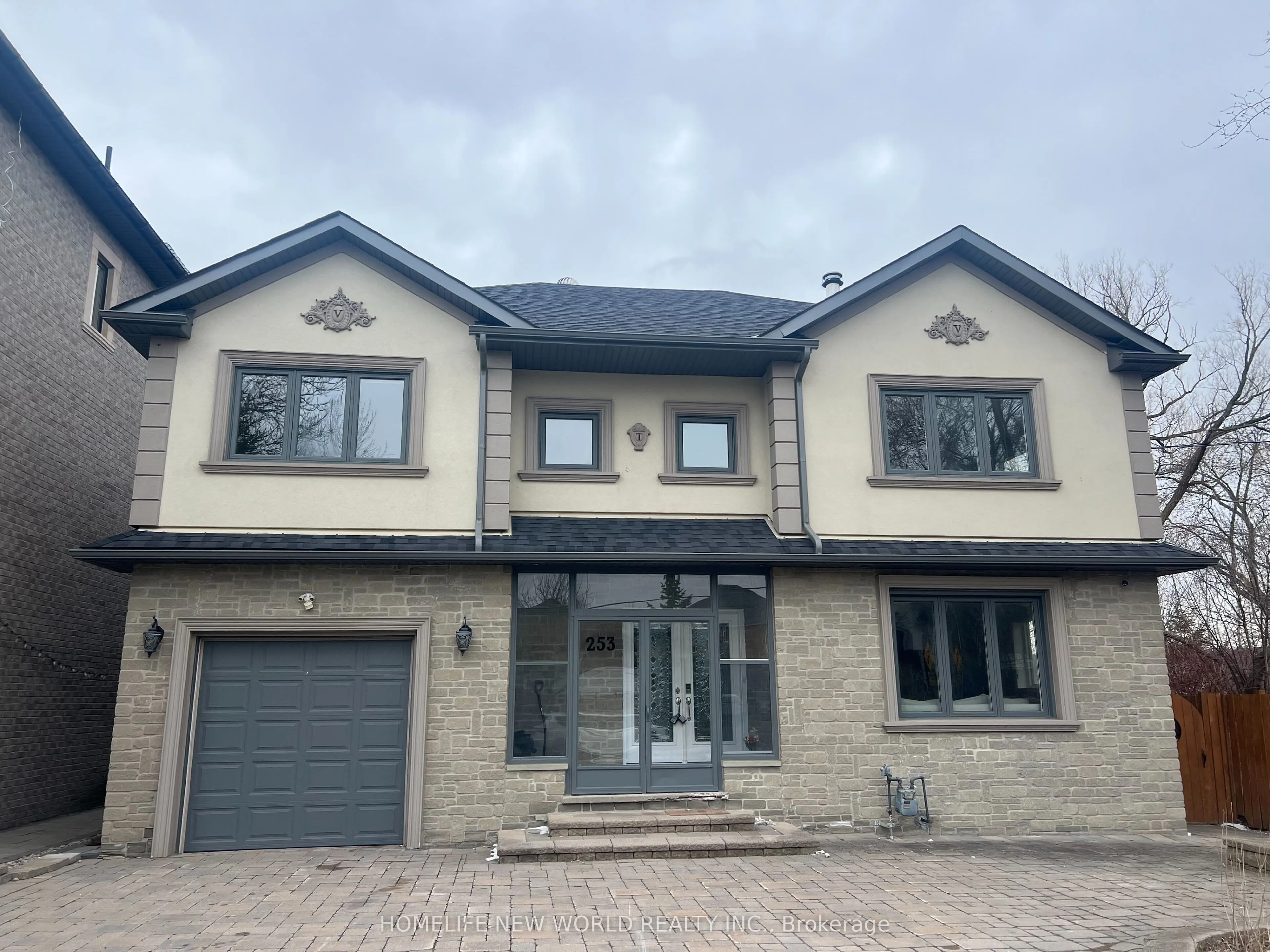 253 Lakeland Crescent