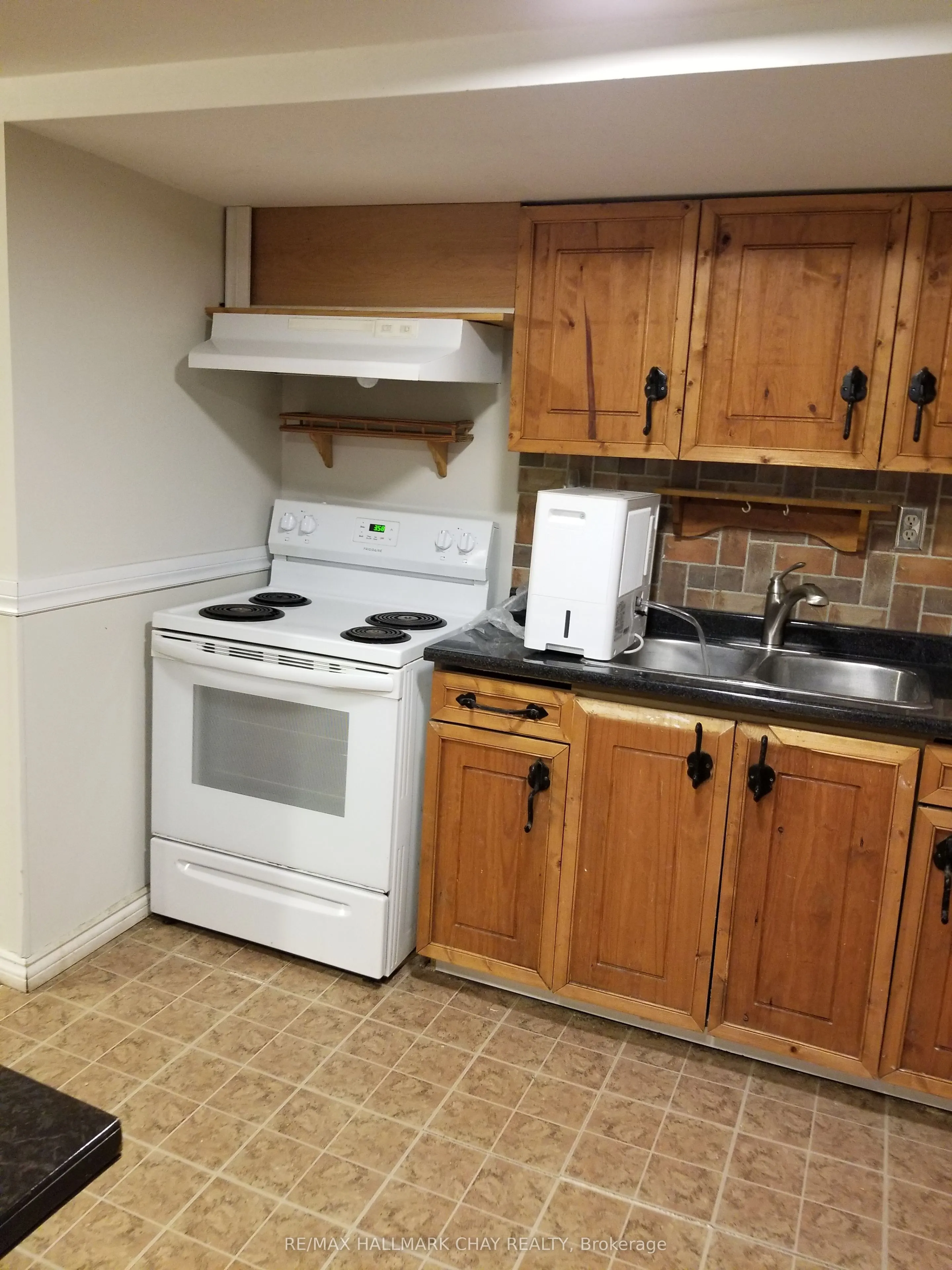 11B Park Crescent, #lower unit