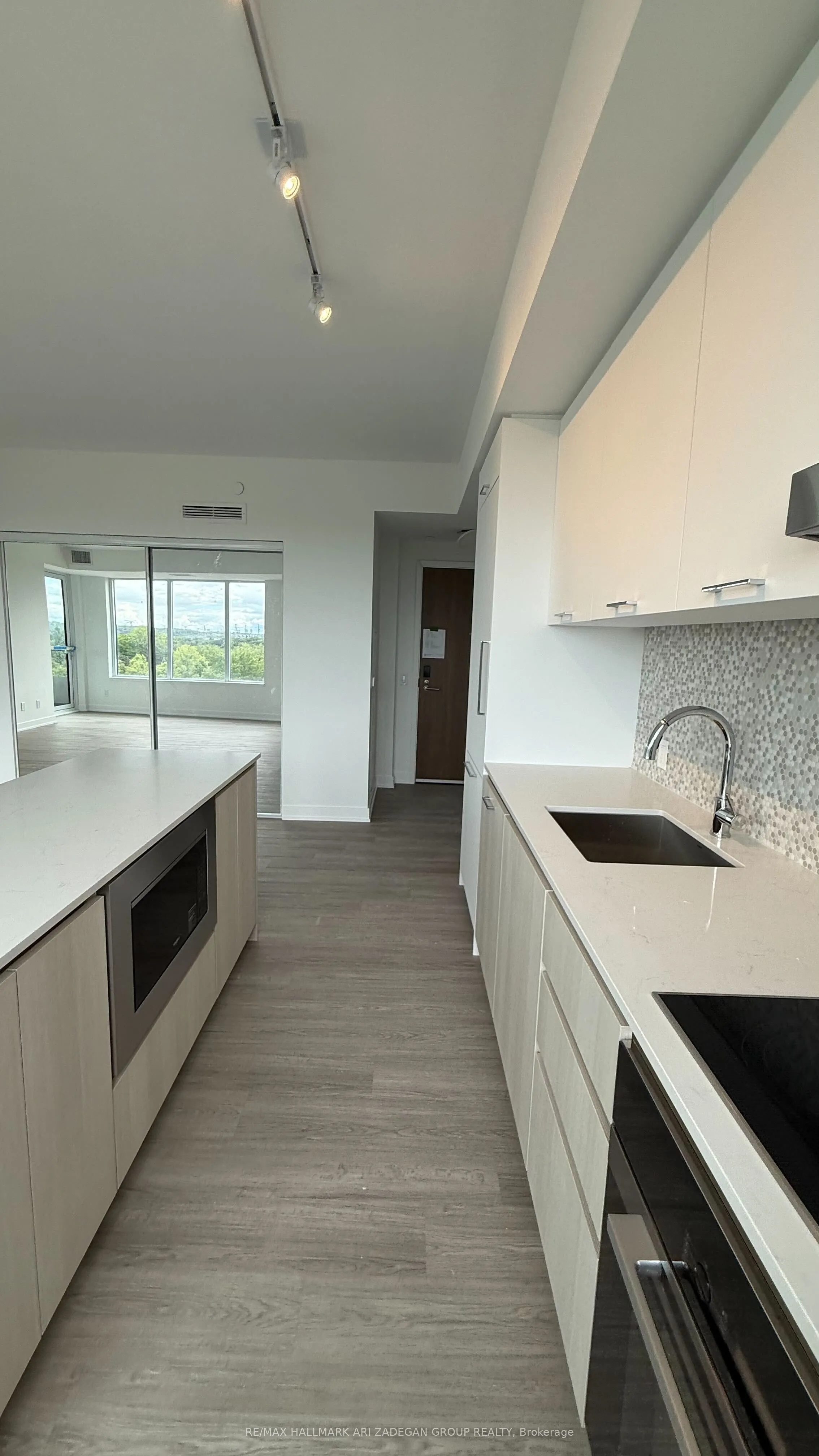 8188 Yonge Street, #805