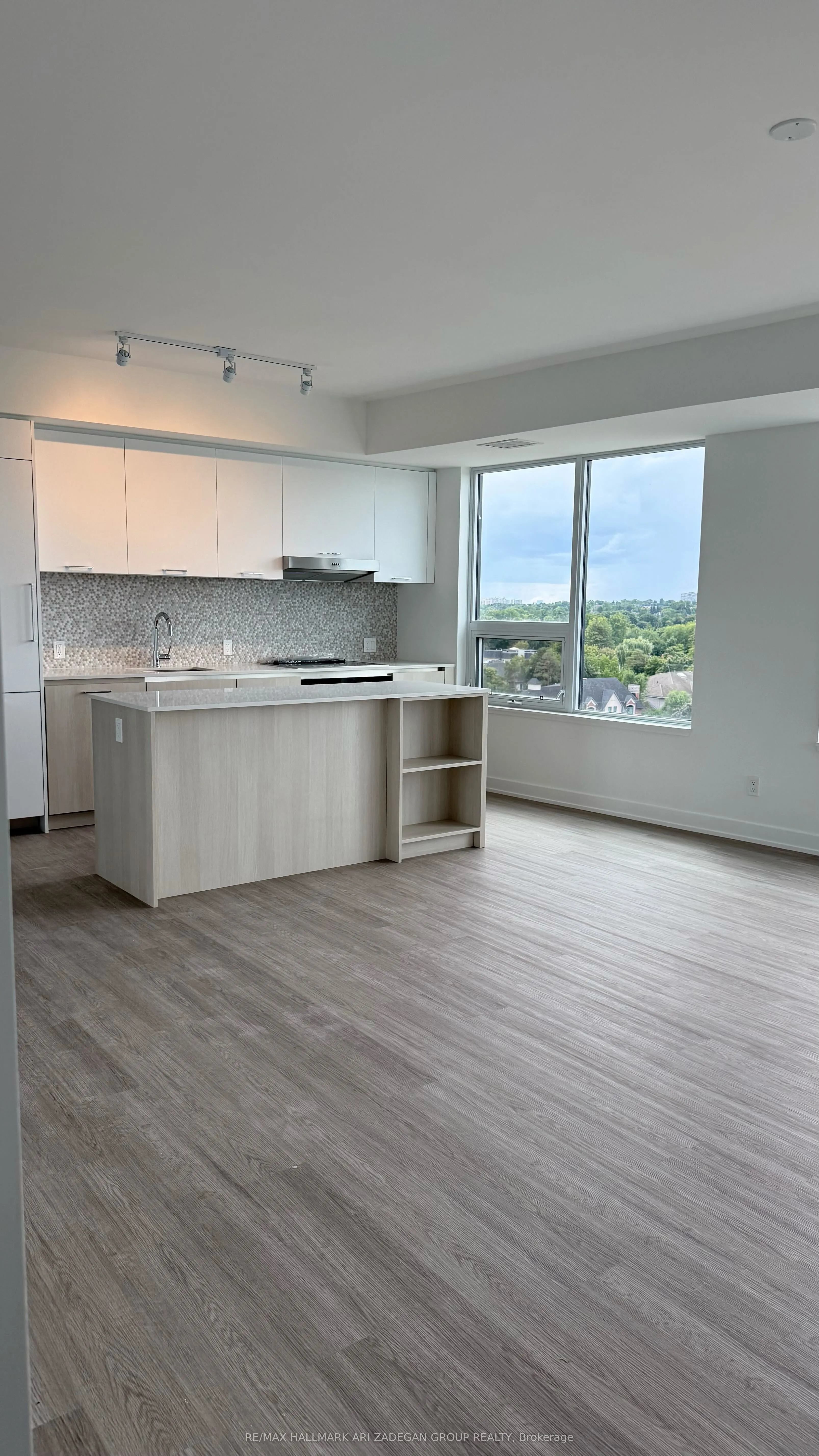8188 Yonge Street, #805