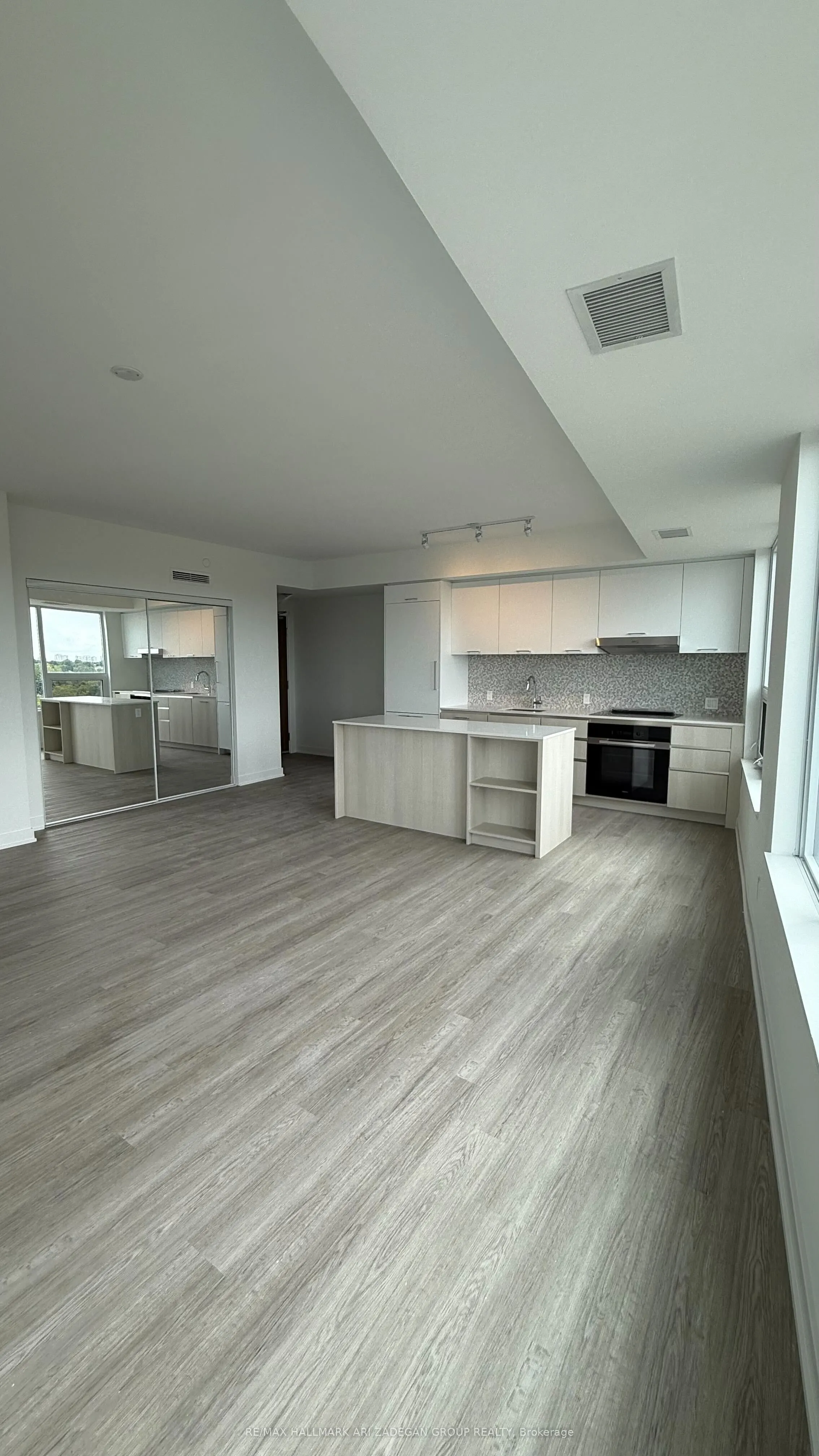 8188 Yonge Street, #805