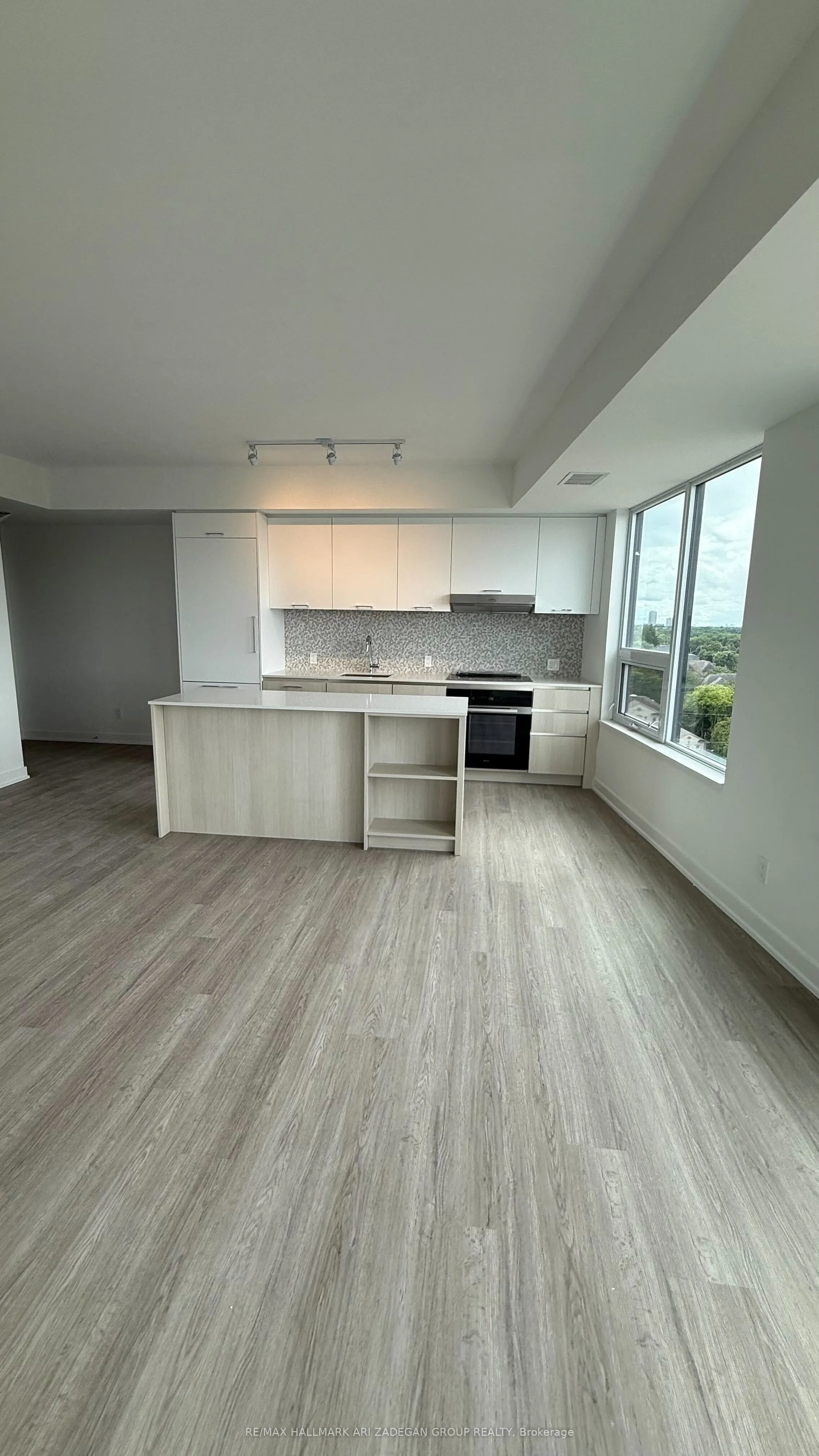 8188 Yonge Street, #805