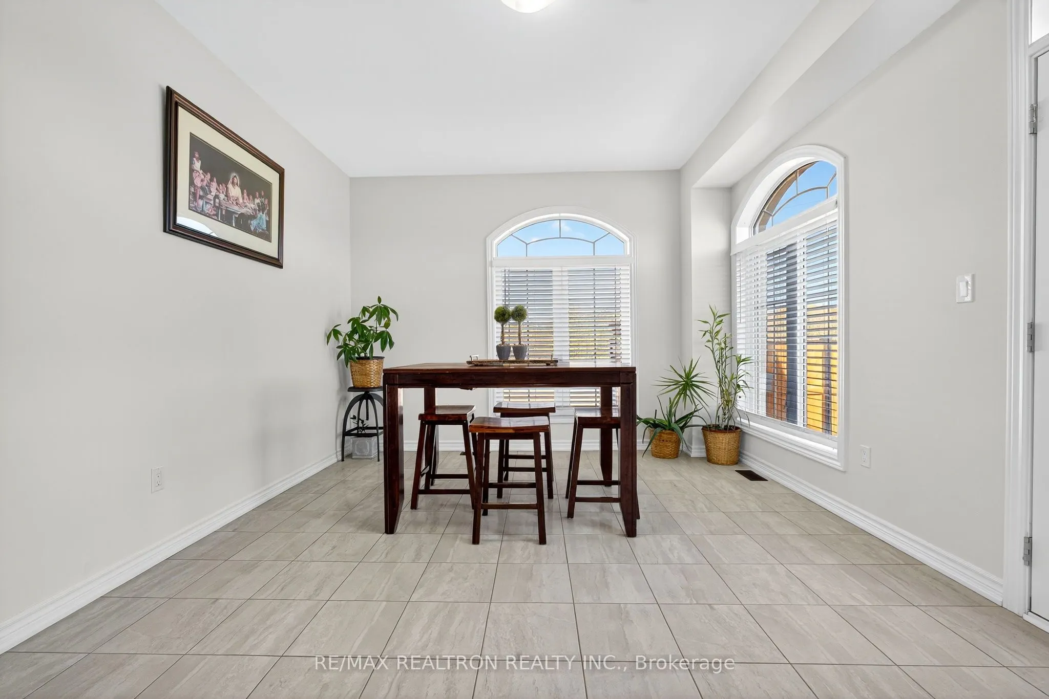 250 FERRAGINE Crescent