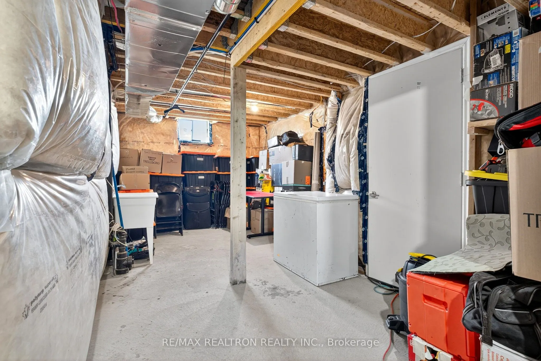 250 FERRAGINE Crescent