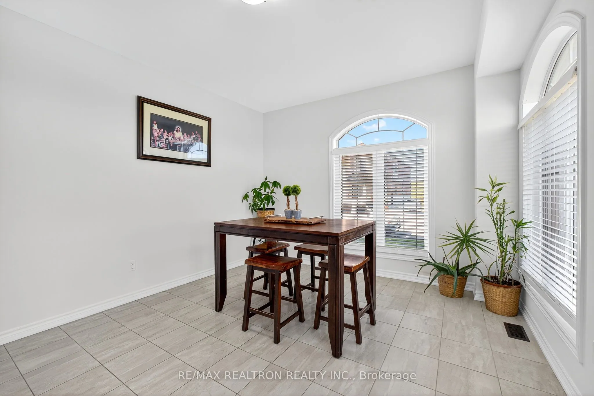 250 FERRAGINE Crescent