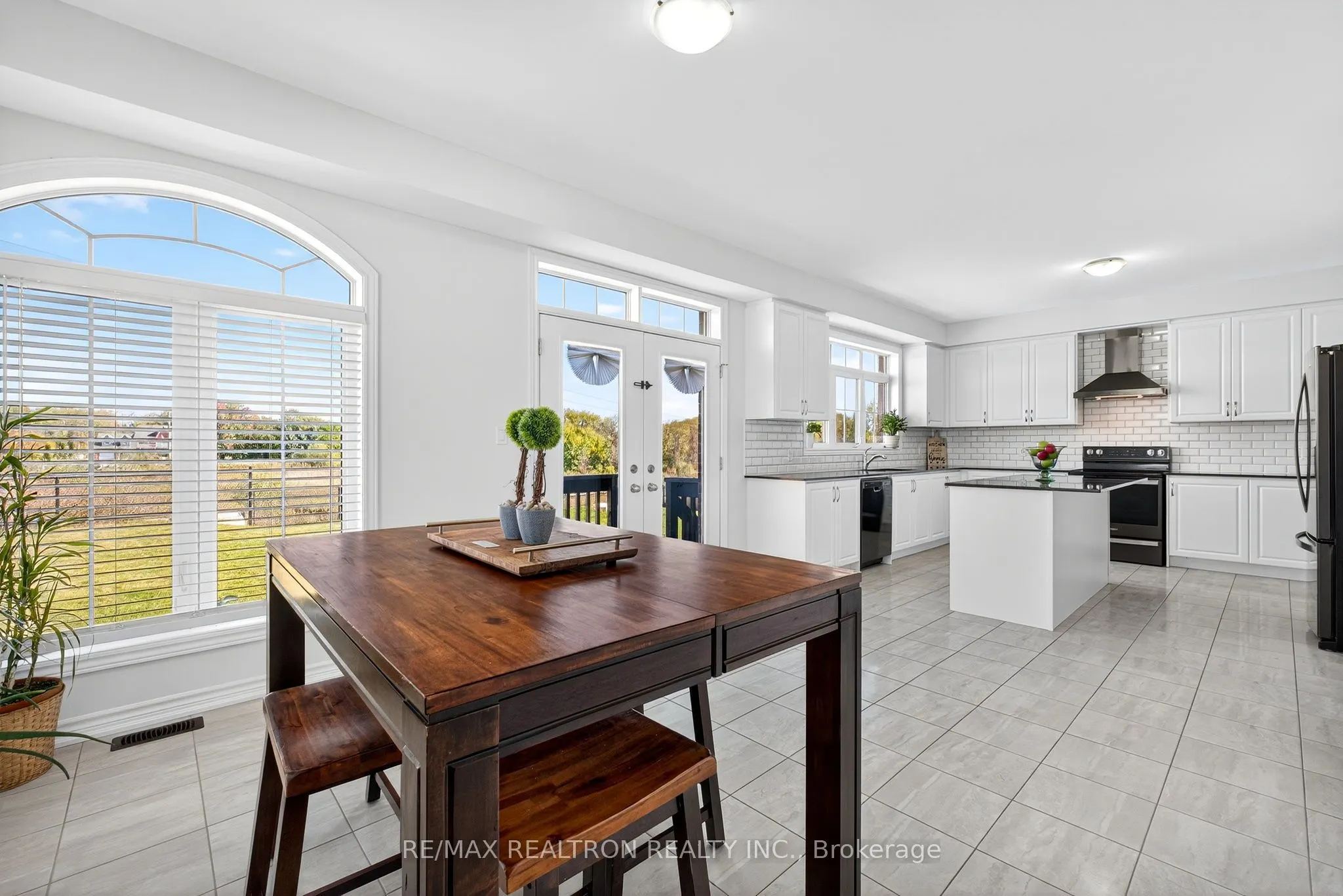 250 FERRAGINE Crescent