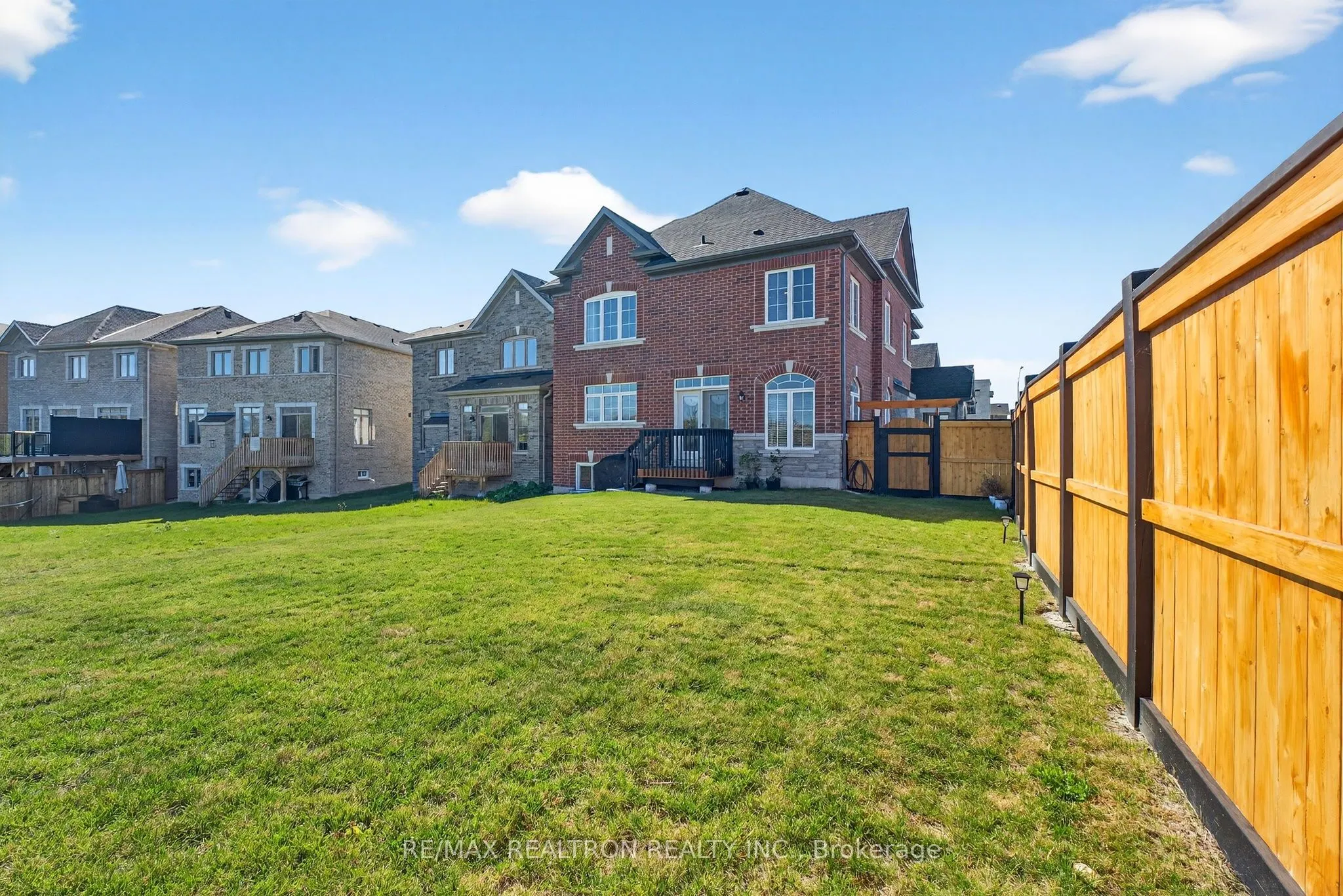250 FERRAGINE Crescent