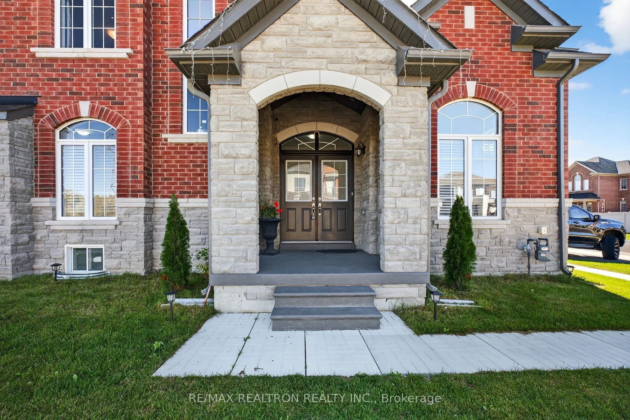 250 FERRAGINE Crescent