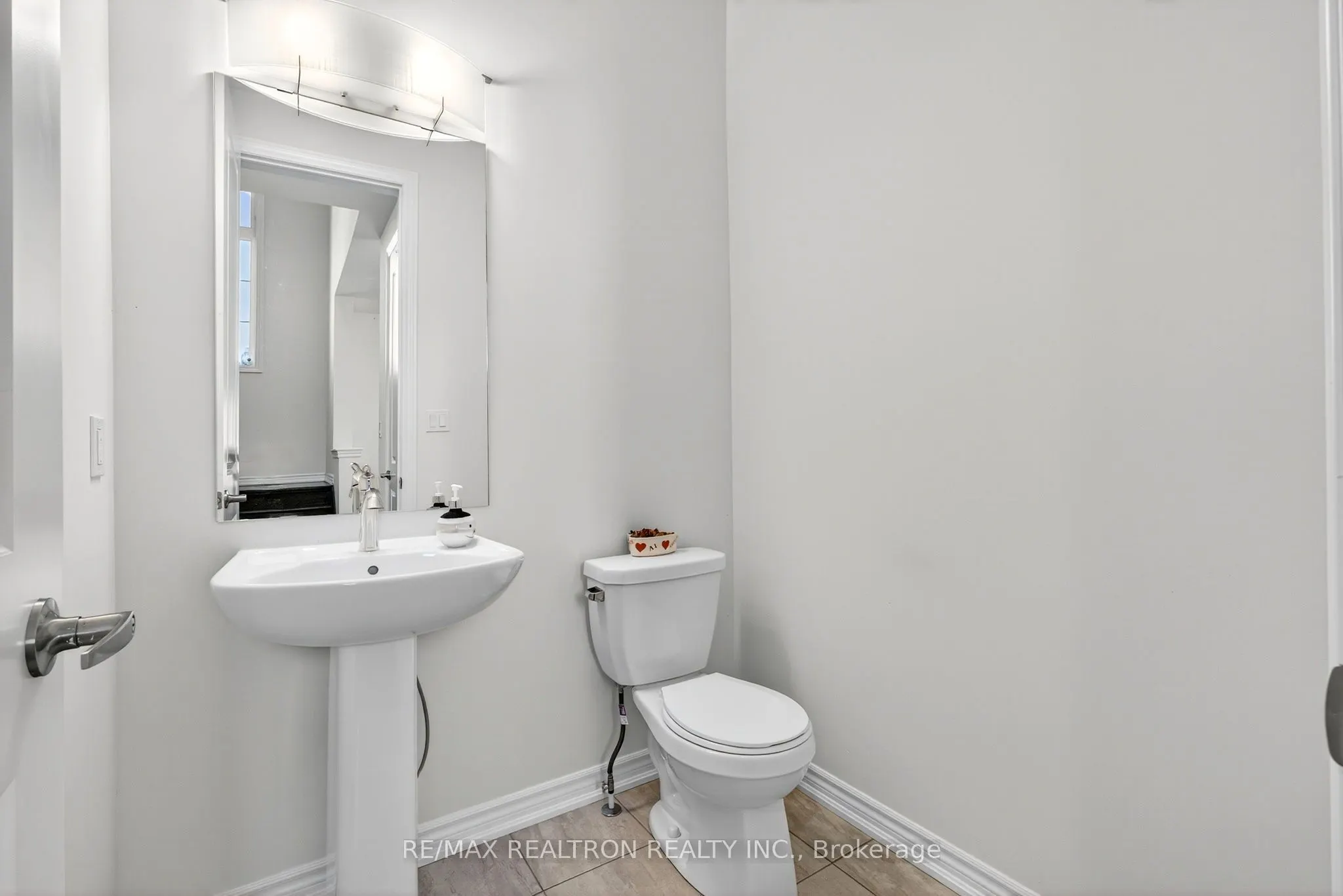 250 FERRAGINE Crescent