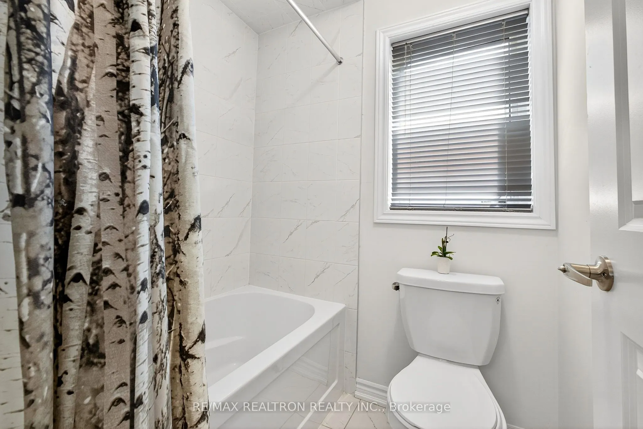 250 FERRAGINE Crescent