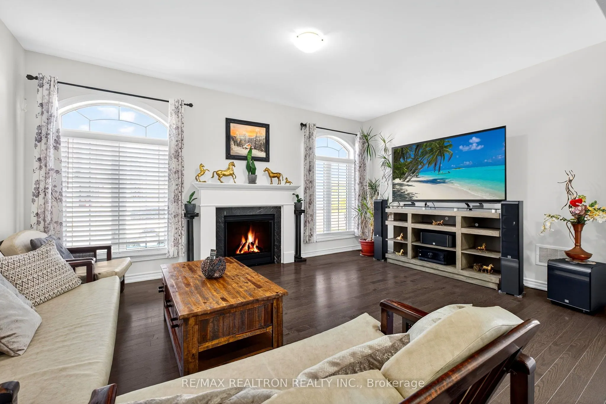 250 FERRAGINE Crescent