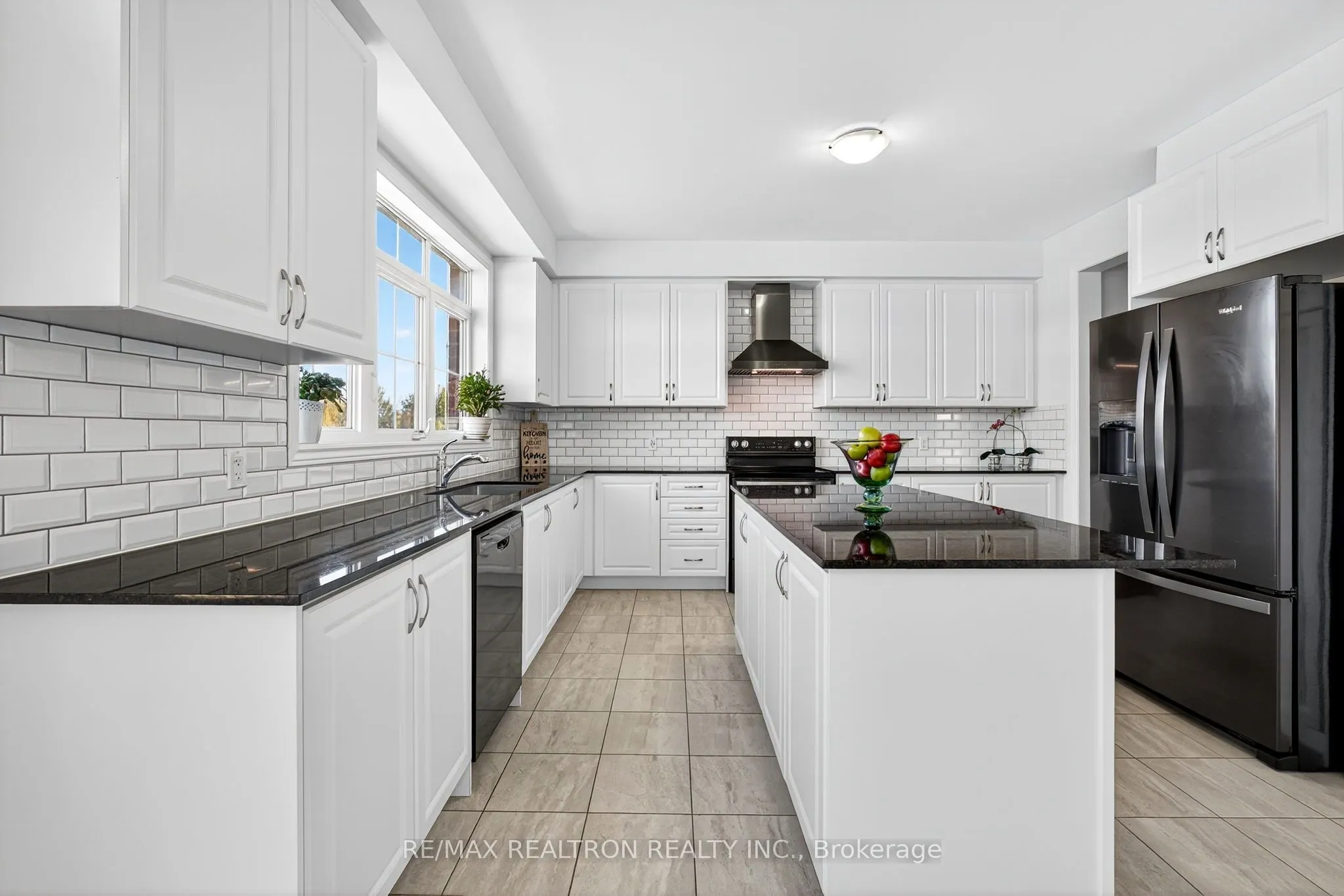 250 FERRAGINE Crescent